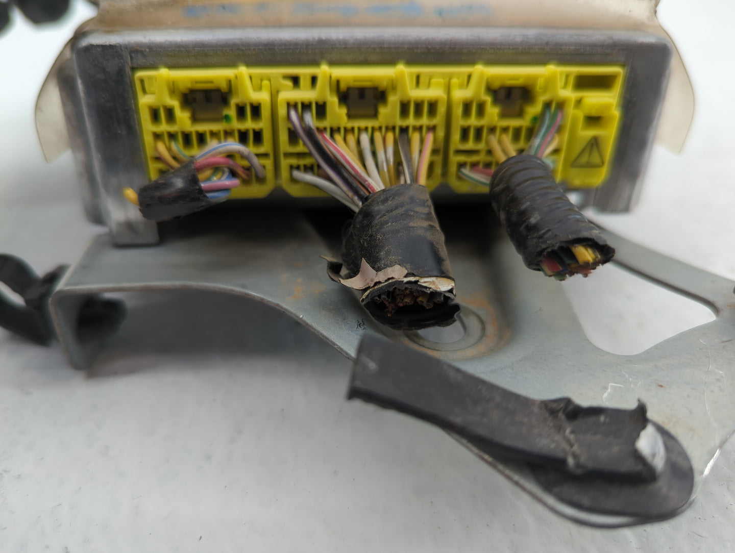 2002-2005 Lexus Sc430 Chassis Control Module Ccm Bcm Body Control - Oemusedautoparts1.com
