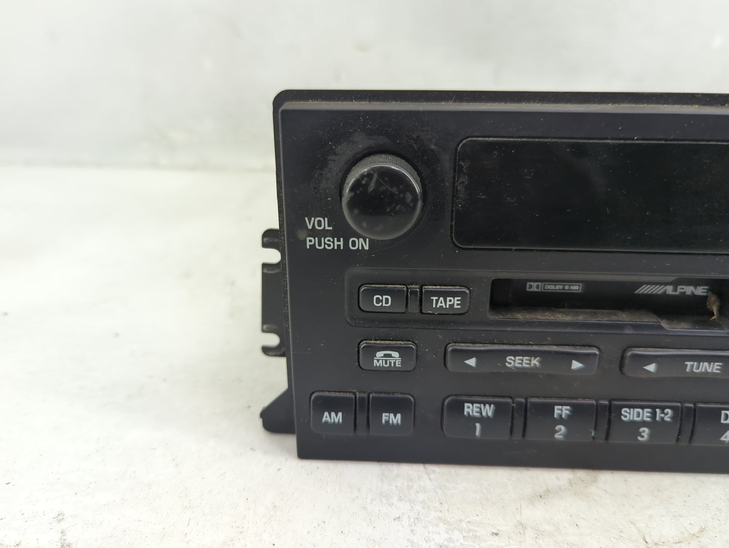 2002 Lincoln Continental Radio AM FM Cd Player Receiver Replacement Fits OEM Used Auto Parts - Oemusedautoparts1.com