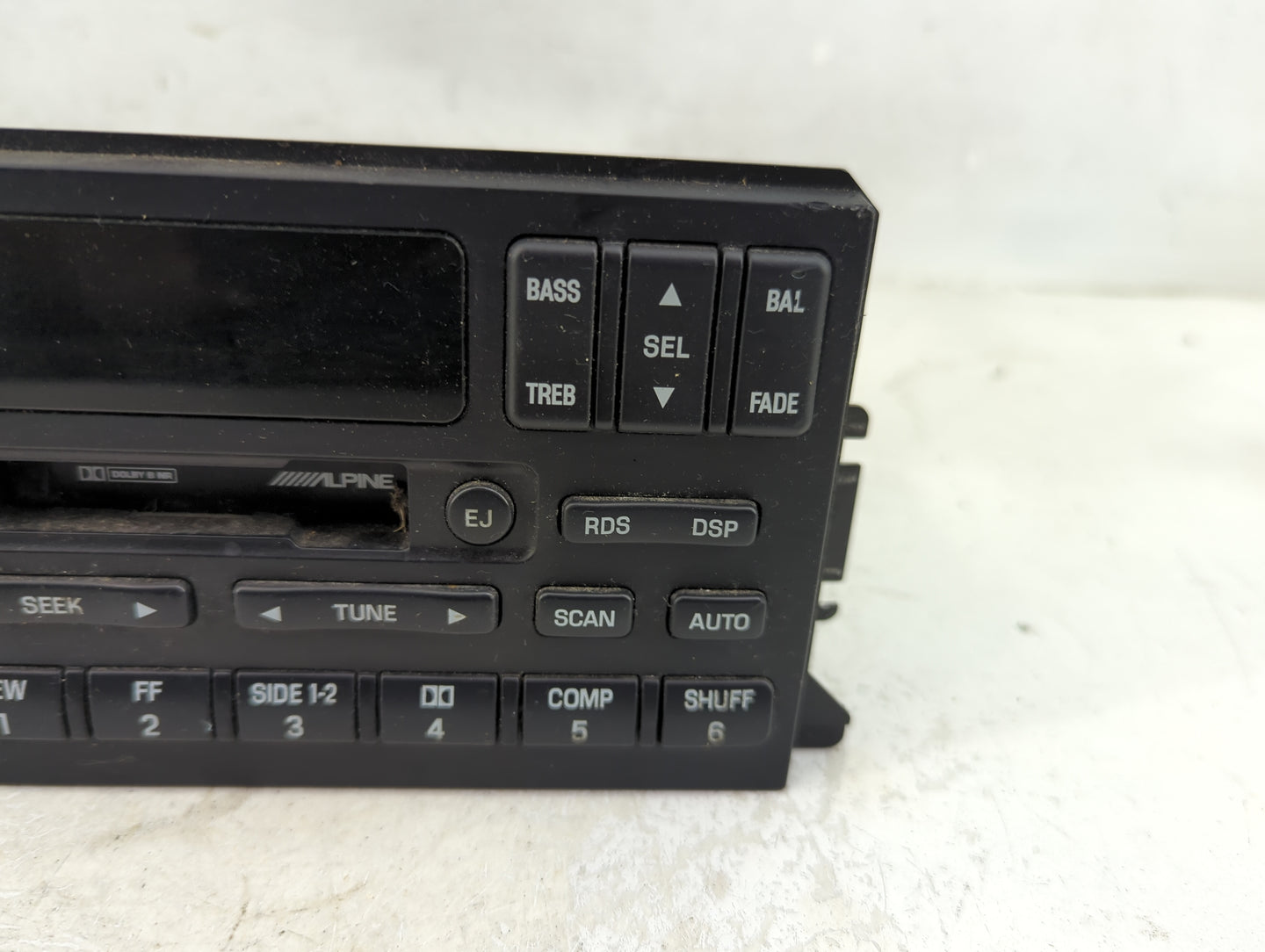 2002 Lincoln Continental Radio AM FM Cd Player Receiver Replacement Fits OEM Used Auto Parts - Oemusedautoparts1.com