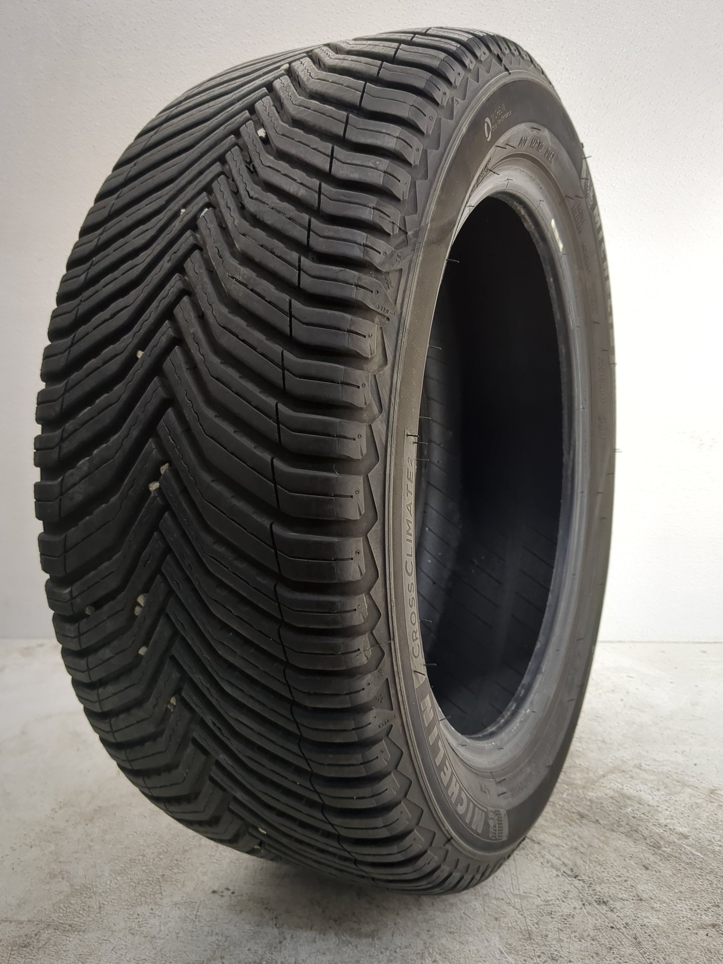 Used Tire 235/50R17 MICHELIN CROSSCLIMATE 2 96H - Tread Depth 20/32 - Oemusedautoparts1.com