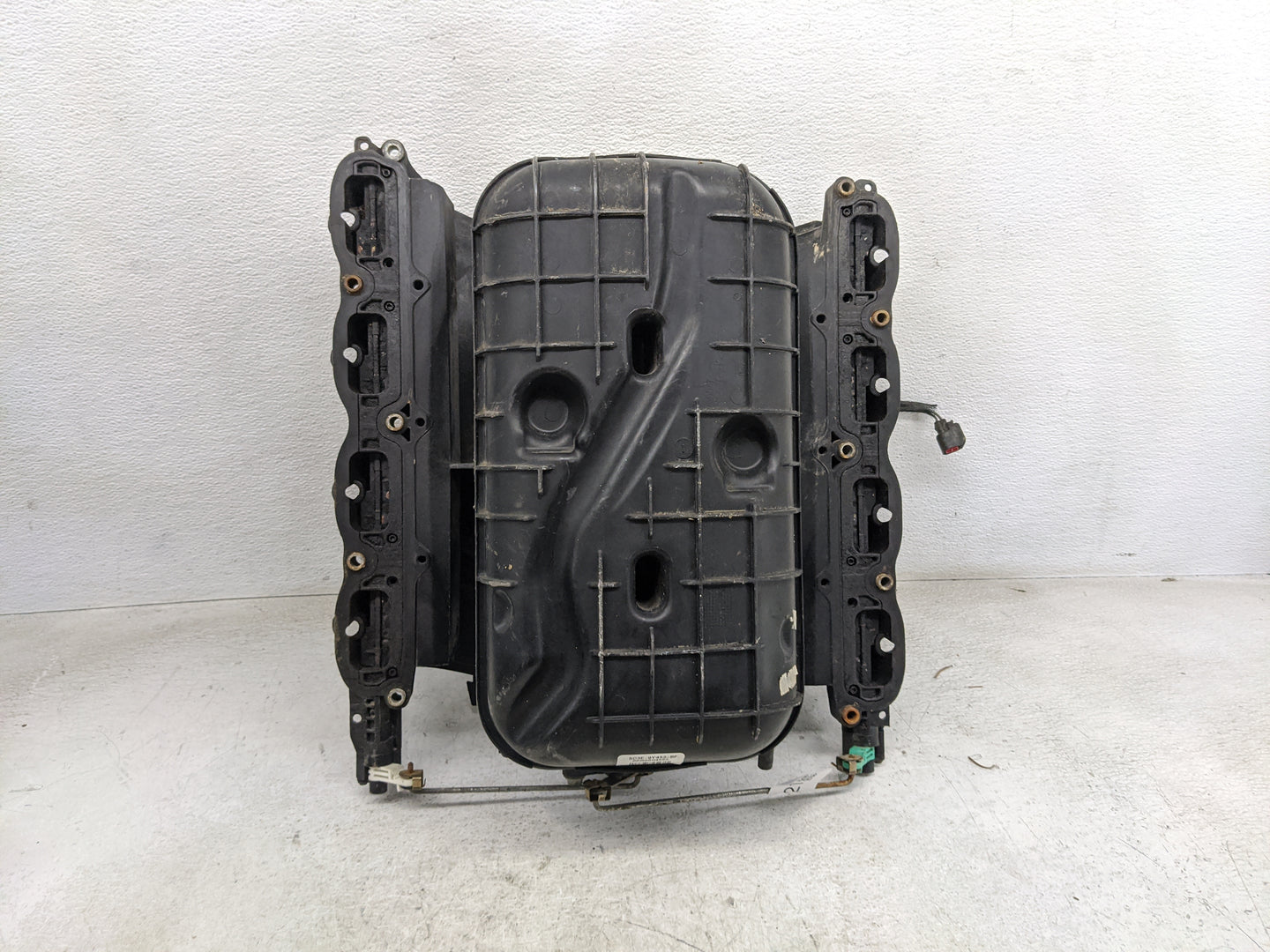 2001-2002 Lincoln Navigator Air Intake Manifold P/N:3L3E-9G730-EA Fits Fits 2001 2002 OEM Used Auto Parts - Oemusedautoparts