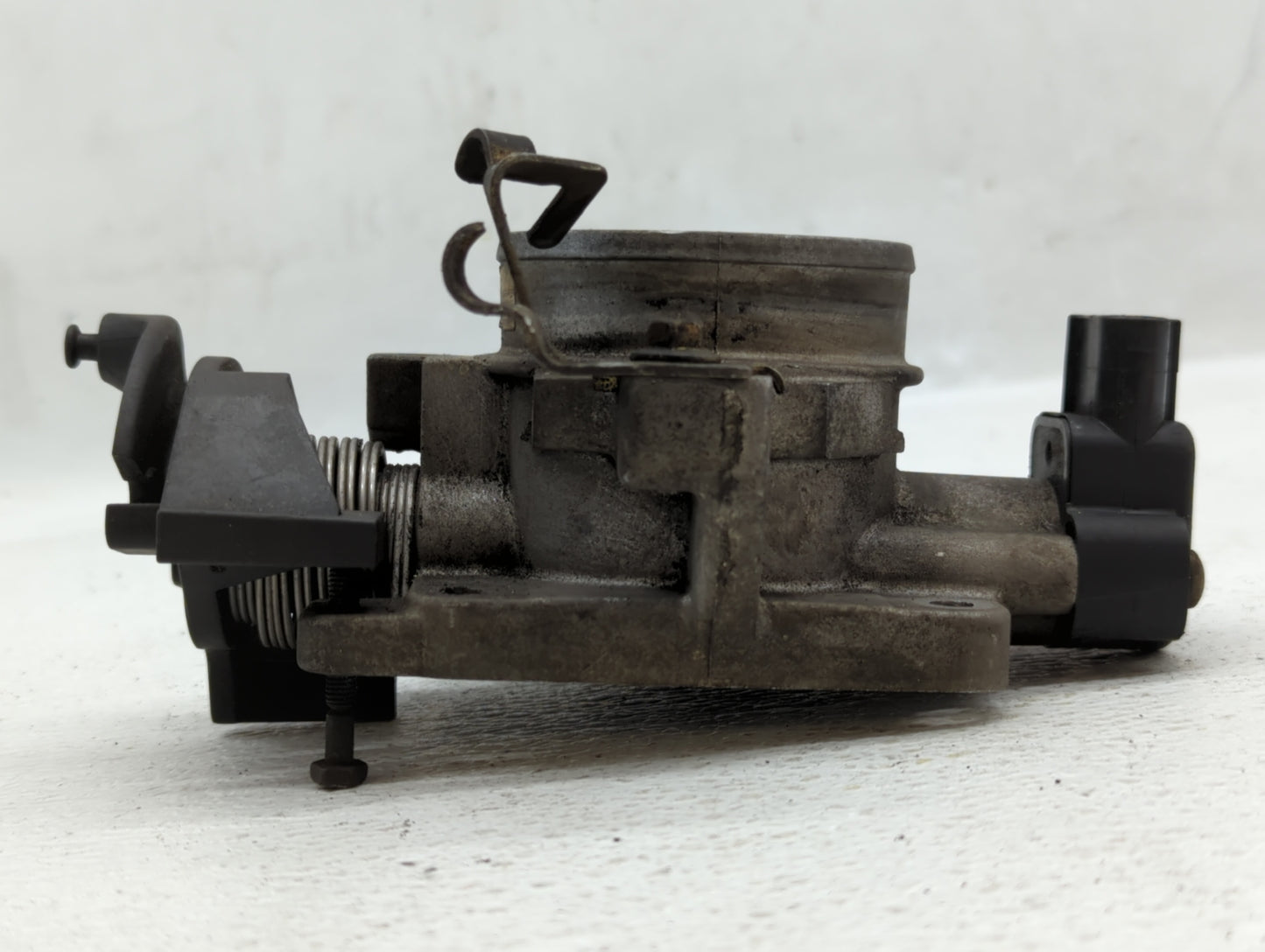 2001-2002 Mazda Tribute Throttle Body P/N:YL8U-DE Fits Fits 2001 2002 2003 OEM Used Auto Parts - Oemusedautoparts1.com