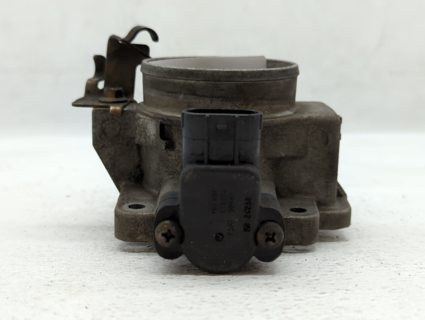 2001-2002 Mazda Tribute Throttle Body P/N:YL8U-DE Fits Fits 2001 2002 2003 OEM Used Auto Parts - Oemusedautoparts1.com