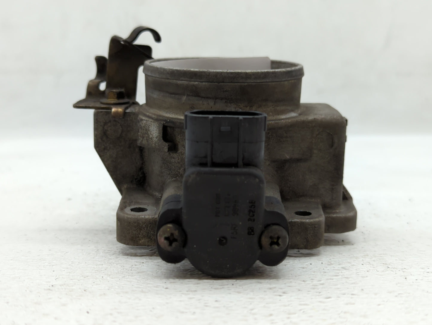 2001-2002 Mazda Tribute Throttle Body P/N:YL8U-DE Fits Fits 2001 2002 2003 OEM Used Auto Parts - Oemusedautoparts1.com