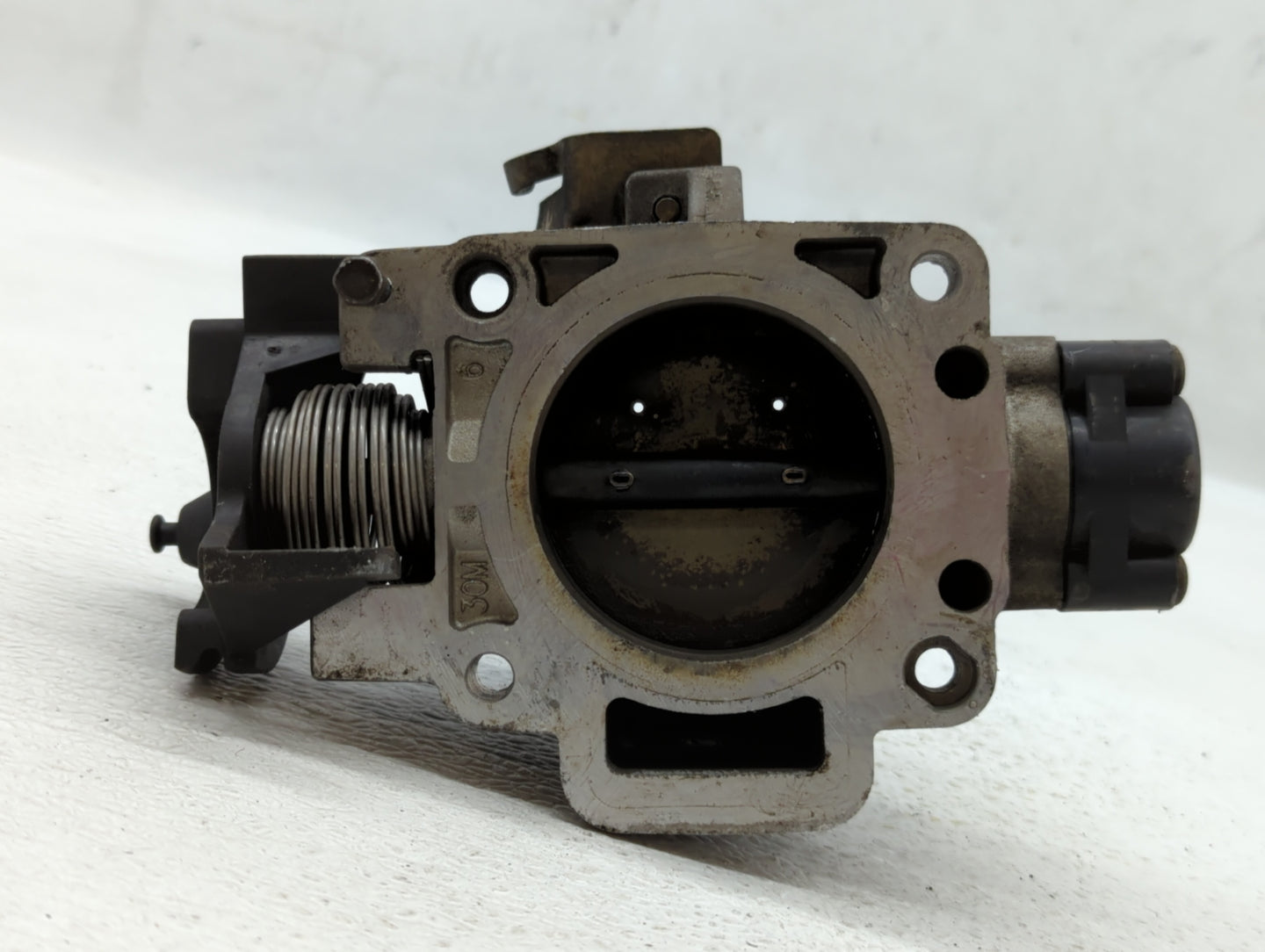 2001-2002 Mazda Tribute Throttle Body P/N:YL8U-DE Fits Fits 2001 2002 2003 OEM Used Auto Parts - Oemusedautoparts1.com