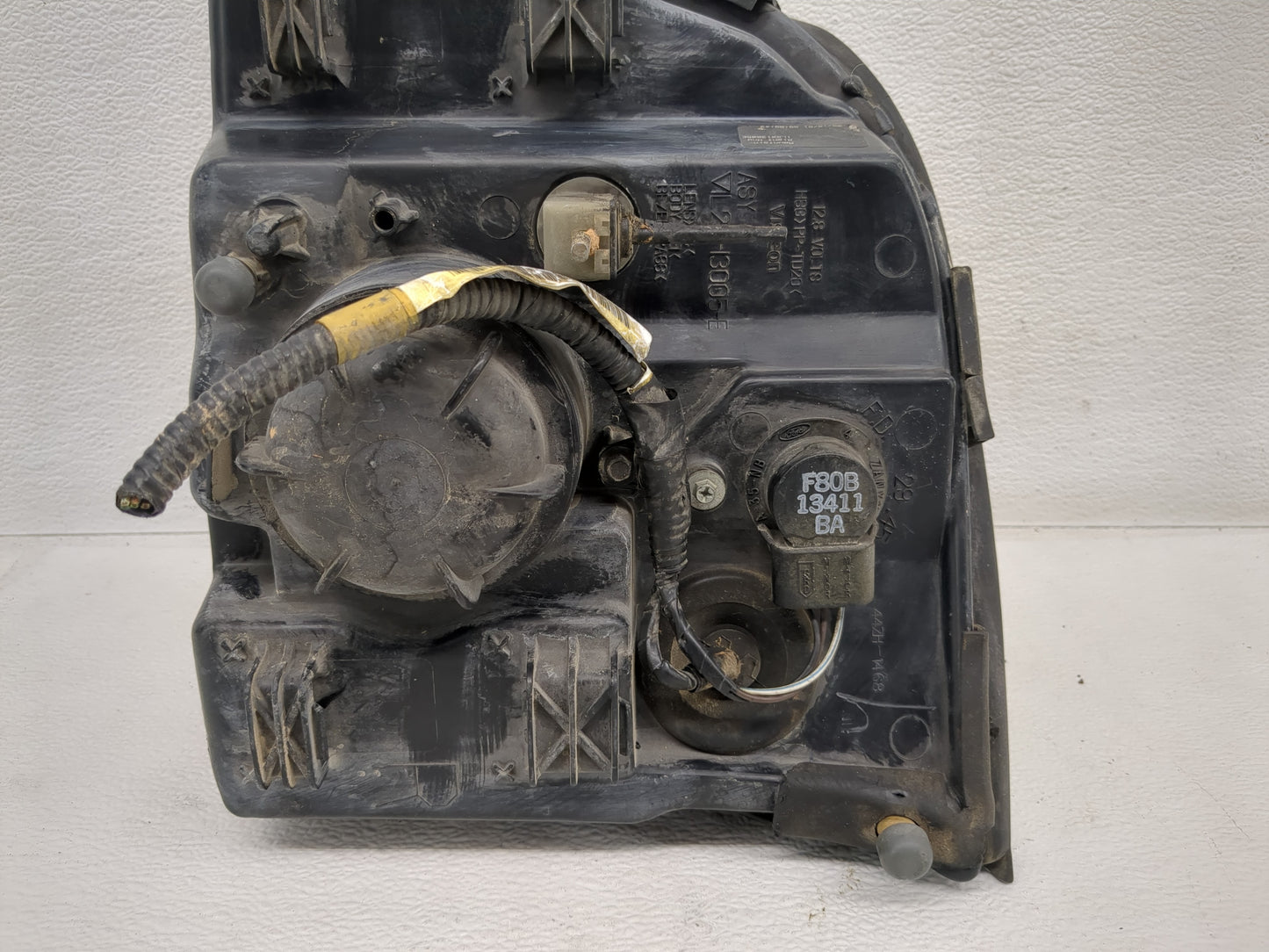 2002-2005 Mercury Mountaineer Driver Left Oem Head Light Headlight Lamp - Oemusedautoparts1.com