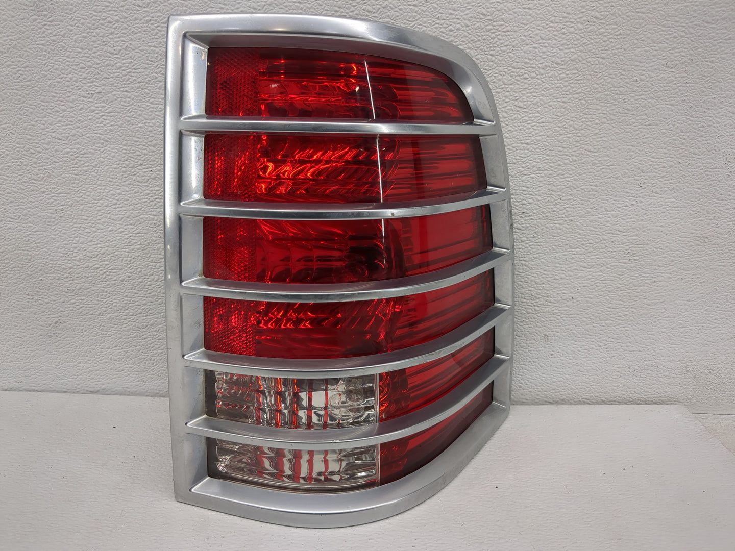 2002-2005 Mercury Mountaineer Tail Light Assembly Driver Left OEM Fits Fits 2002 2003 2004 2005 OEM Used Auto Parts - Oemuse