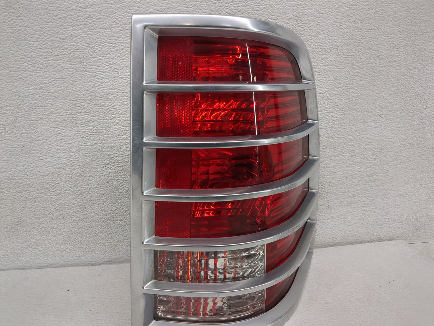 2002-2005 Mercury Mountaineer Tail Light Assembly Driver Left OEM Fits Fits 2002 2003 2004 2005 OEM Used Auto Parts - Oemuse