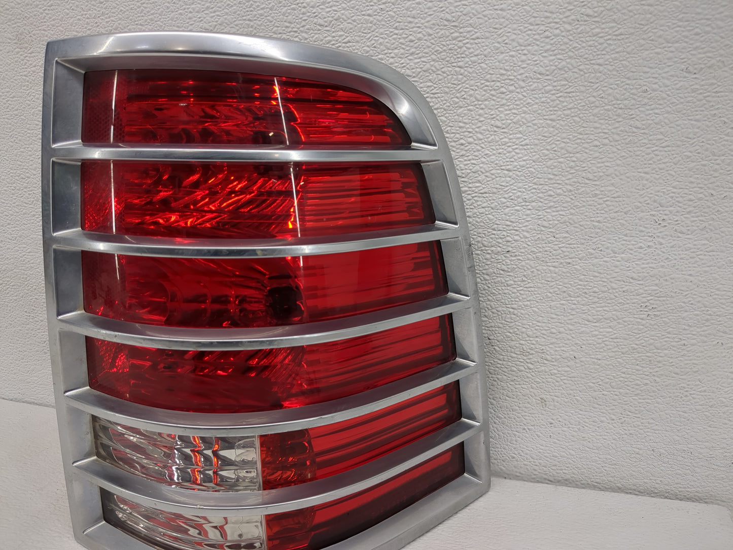 2002-2005 Mercury Mountaineer Tail Light Assembly Driver Left OEM Fits Fits 2002 2003 2004 2005 OEM Used Auto Parts - Oemuse