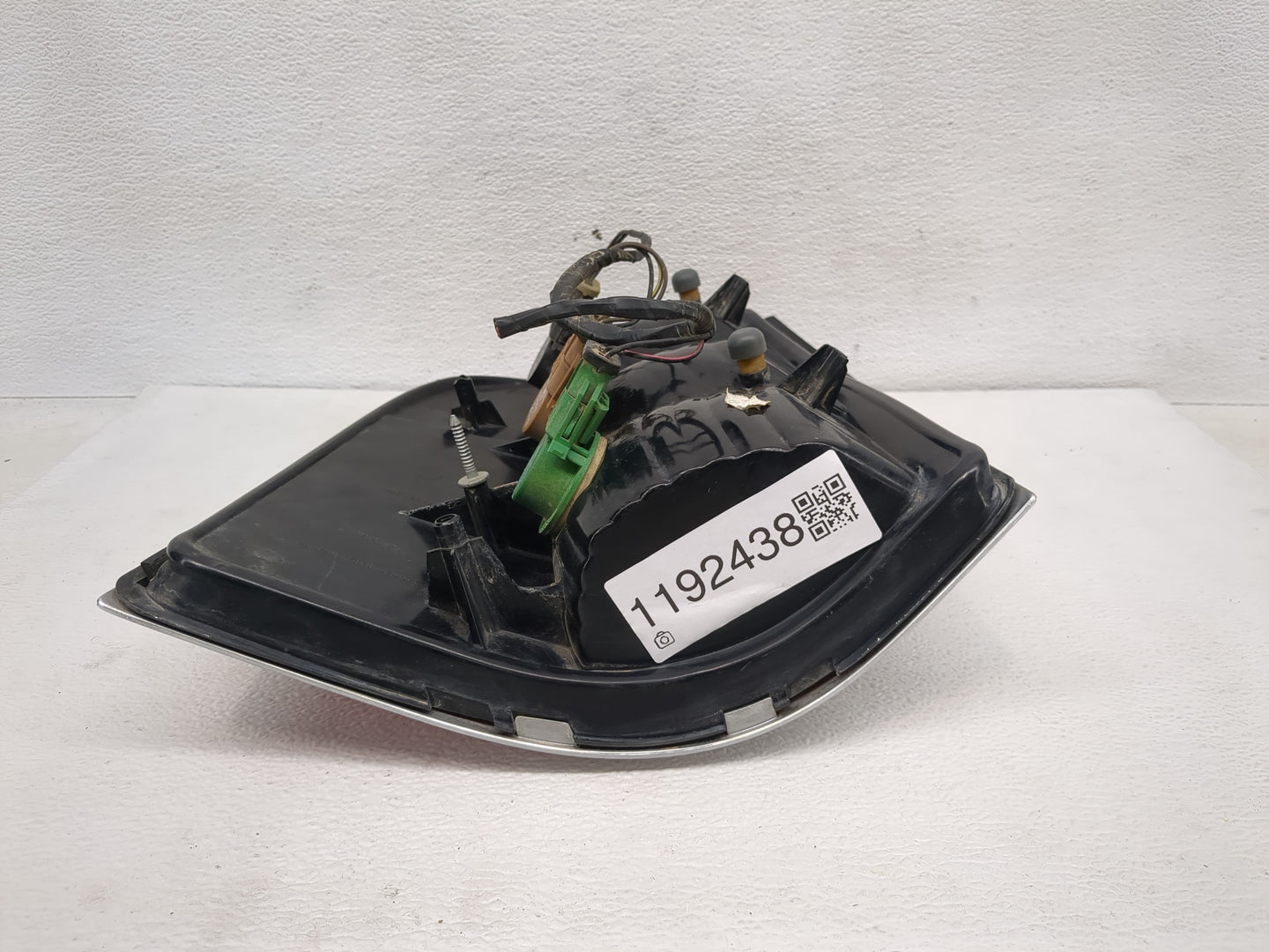 2002-2005 Mercury Mountaineer Tail Light Assembly Driver Left OEM Fits Fits 2002 2003 2004 2005 OEM Used Auto Parts - Oemuse
