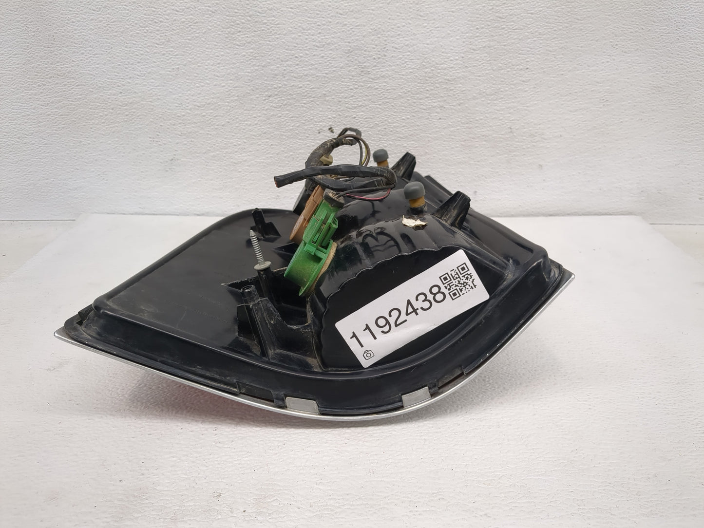 2002-2005 Mercury Mountaineer Tail Light Assembly Driver Left OEM Fits Fits 2002 2003 2004 2005 OEM Used Auto Parts - Oemuse