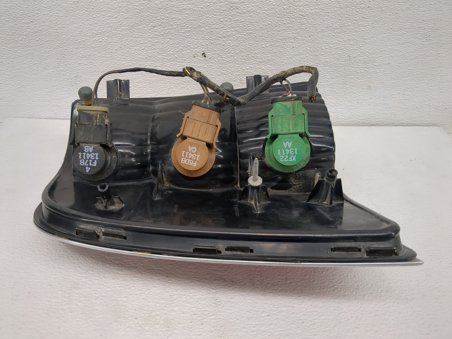 2002-2005 Mercury Mountaineer Tail Light Assembly Driver Left OEM Fits Fits 2002 2003 2004 2005 OEM Used Auto Parts - Oemuse