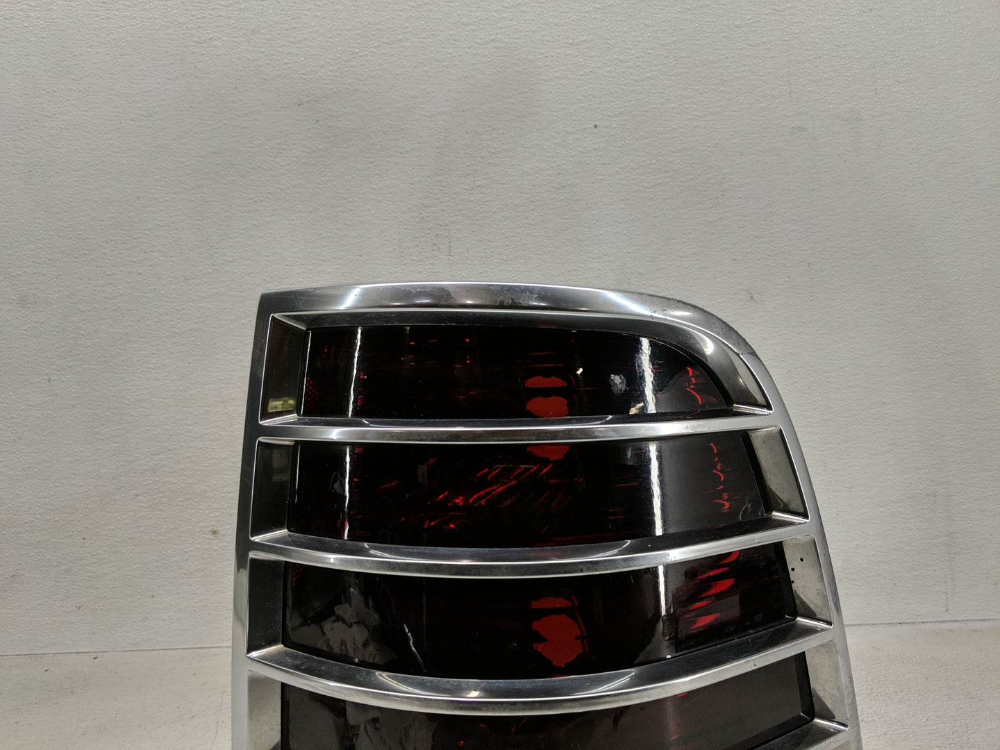 2002-2005 Mercury Mountaineer Tail Light Assembly Driver Left OEM P/N:IL2X-13B504-A Fits Fits 2002 2003 2004 2005 OEM Used A