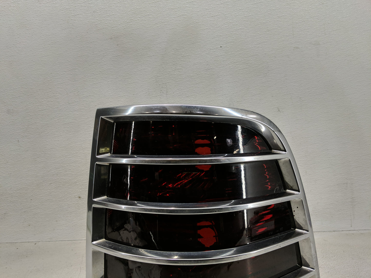 2002-2005 Mercury Mountaineer Tail Light Assembly Driver Left OEM P/N:IL2X-13B504-A Fits Fits 2002 2003 2004 2005 OEM Used A