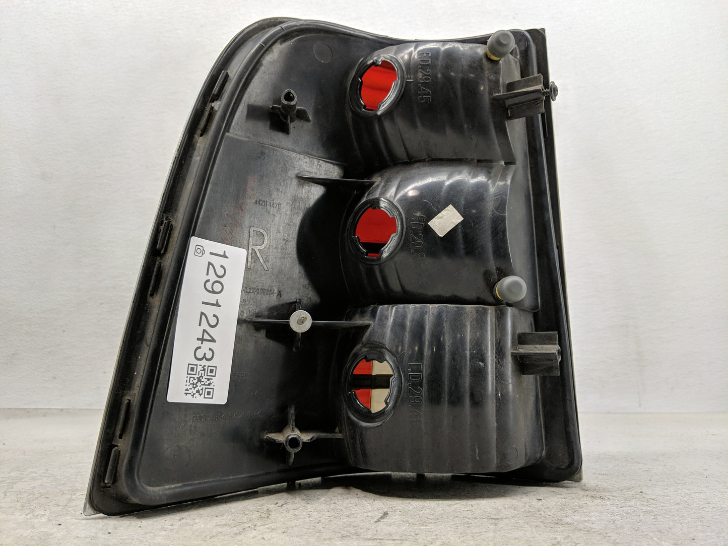 2002-2005 Mercury Mountaineer Tail Light Assembly Driver Left OEM P/N:IL2X-13B504-A Fits Fits 2002 2003 2004 2005 OEM Used A