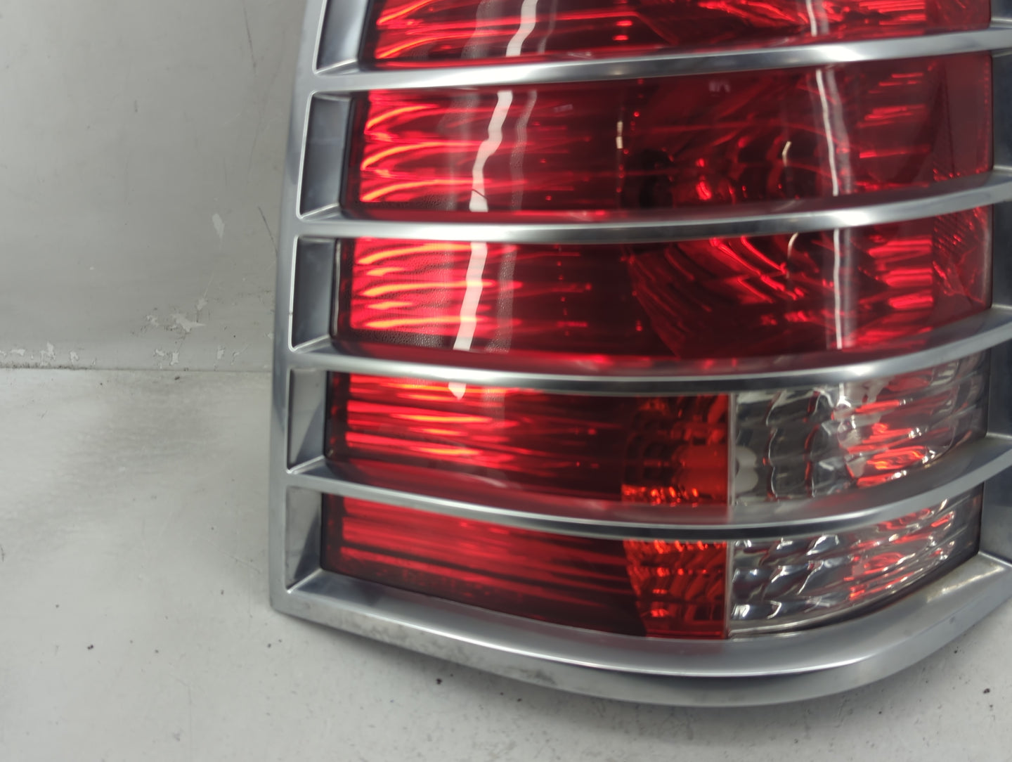 2002-2005 Mercury Mountaineer Tail Light Assembly Driver Left OEM Fits Fits 2002 2003 2004 2005 OEM Used Auto Parts - Oemuse