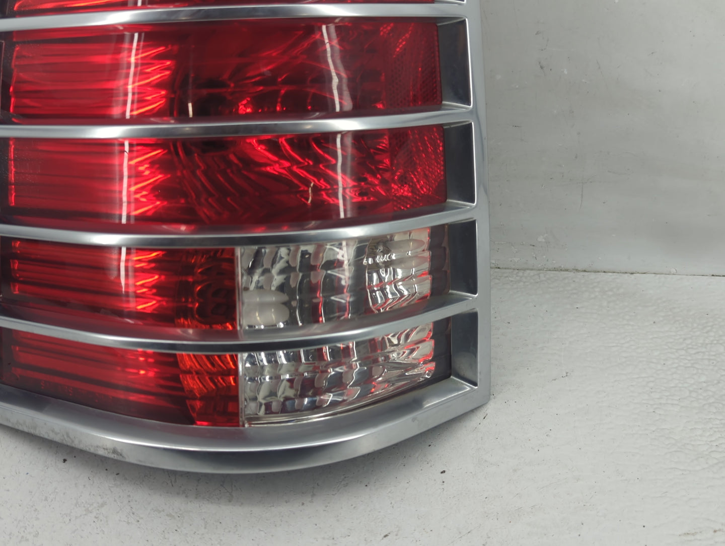 2002-2005 Mercury Mountaineer Tail Light Assembly Driver Left OEM Fits Fits 2002 2003 2004 2005 OEM Used Auto Parts - Oemuse