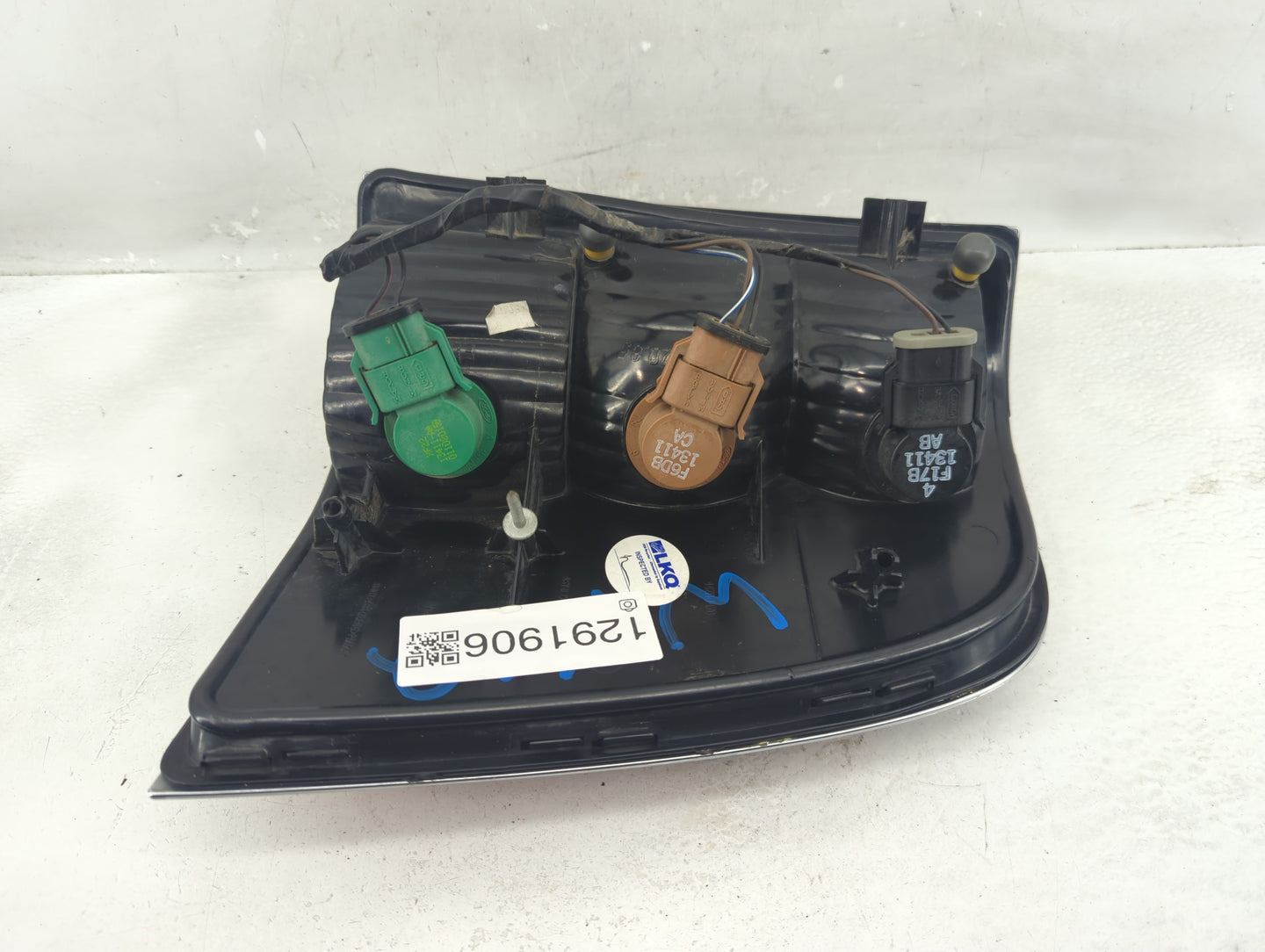 2002-2005 Mercury Mountaineer Tail Light Assembly Driver Left OEM Fits Fits 2002 2003 2004 2005 OEM Used Auto Parts - Oemuse