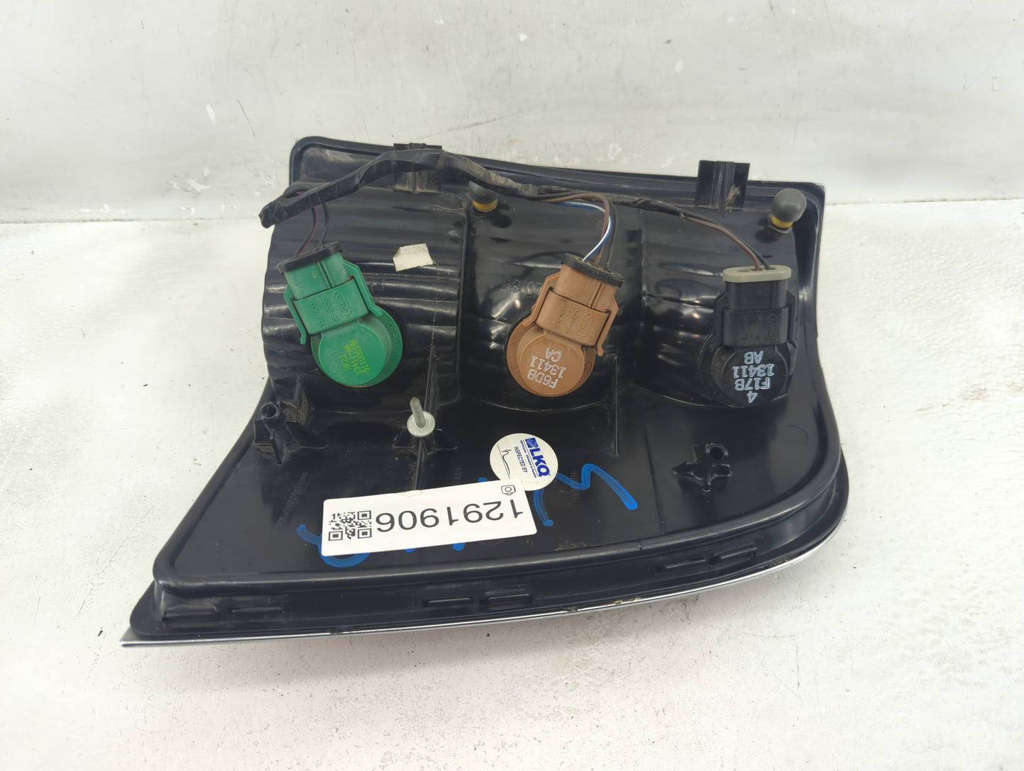 2002-2005 Mercury Mountaineer Tail Light Assembly Driver Left OEM Fits Fits 2002 2003 2004 2005 OEM Used Auto Parts - Oemuse