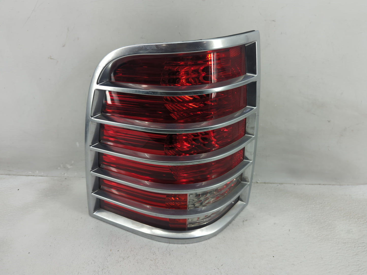 2002-2005 Mercury Mountaineer Tail Light Assembly Driver Left OEM P/N:44ZH-1470 Fits Fits 2002 2003 2004 2005 OEM Used Auto 