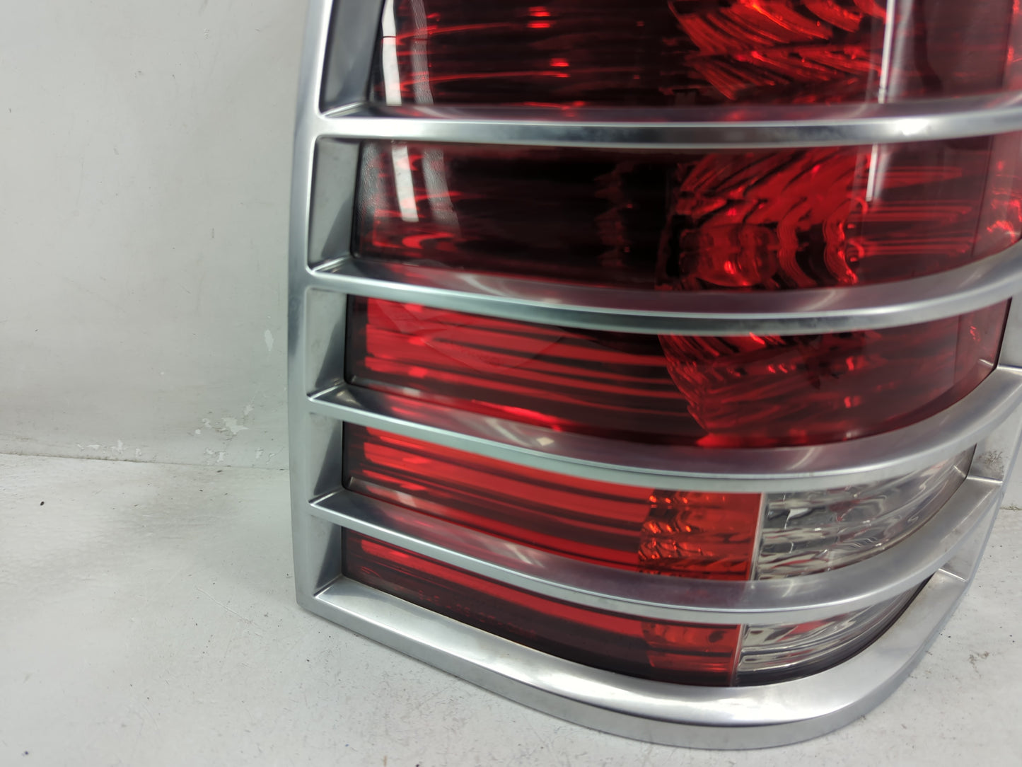 2002-2005 Mercury Mountaineer Tail Light Assembly Driver Left OEM P/N:44ZH-1470 Fits Fits 2002 2003 2004 2005 OEM Used Auto 