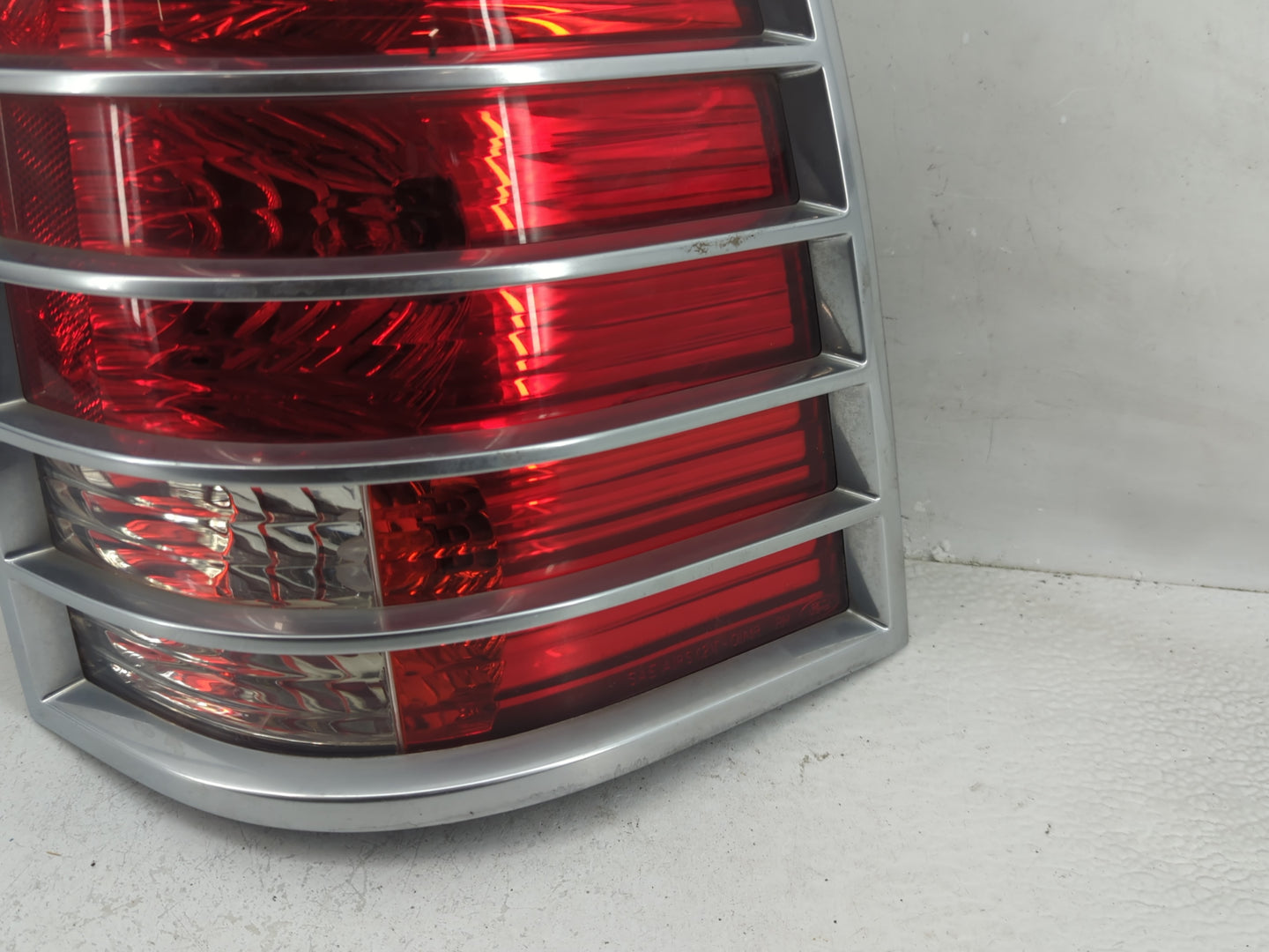2002-2005 Mercury Mountaineer Tail Light Assembly Passenger Right OEM P/N:IL2X-13B504-A Fits Fits 2002 2003 2004 2005 OEM Us