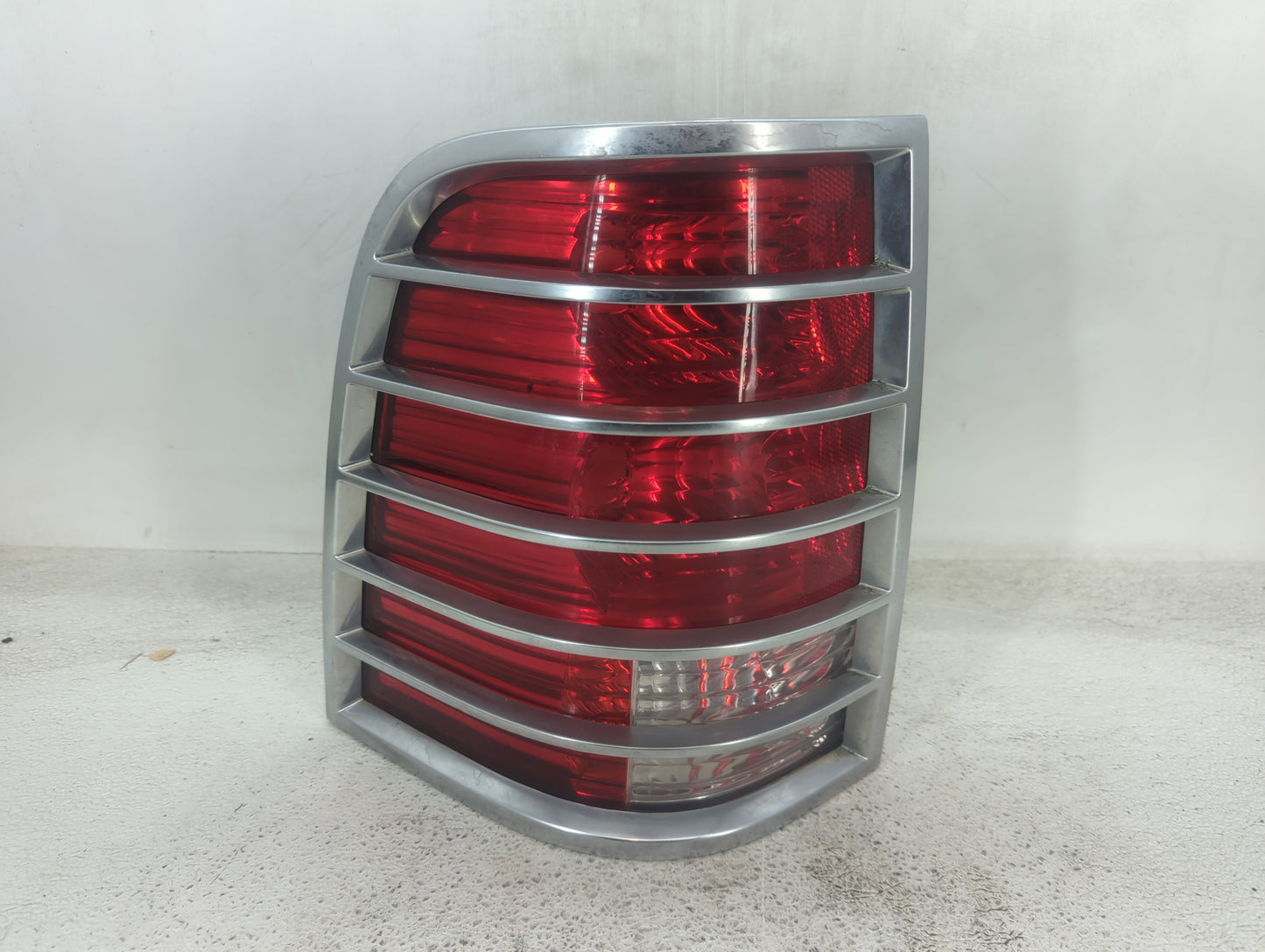 2002-2005 Mercury Mountaineer Tail Light Assembly Driver Left OEM P/N:44ZH-1470 Fits Fits 2002 2003 2004 2005 OEM Used Auto 