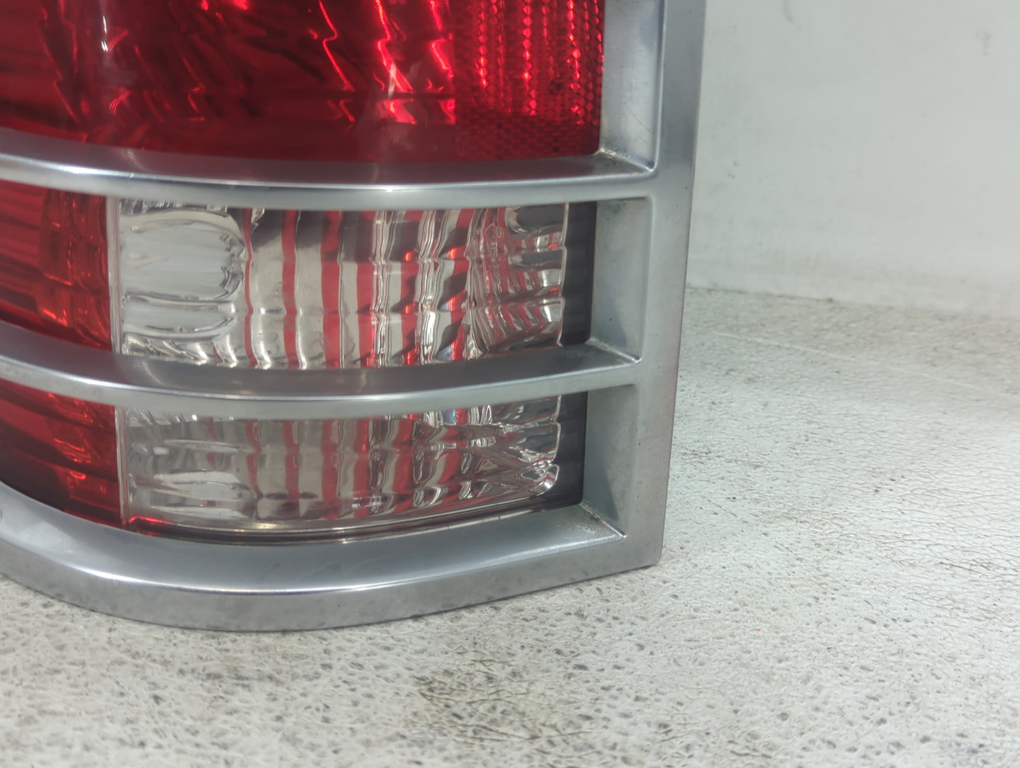 2002-2005 Mercury Mountaineer Tail Light Assembly Driver Left OEM P/N:44ZH-1470 Fits Fits 2002 2003 2004 2005 OEM Used Auto 