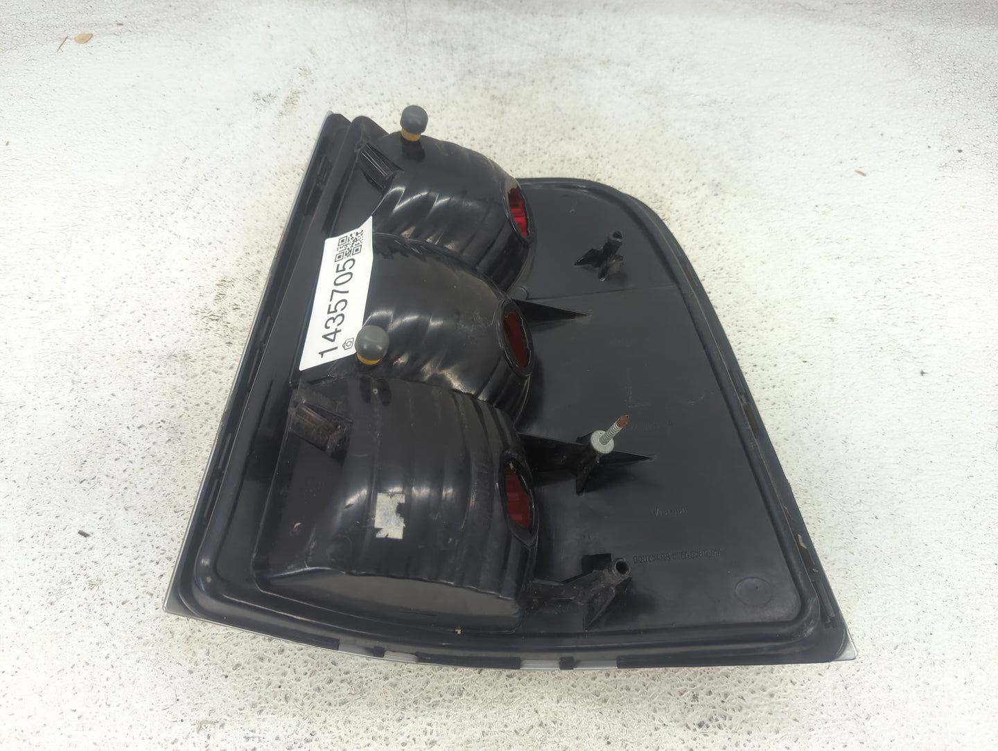 2002-2005 Mercury Mountaineer Tail Light Assembly Driver Left OEM P/N:44ZH-1470 Fits Fits 2002 2003 2004 2005 OEM Used Auto 