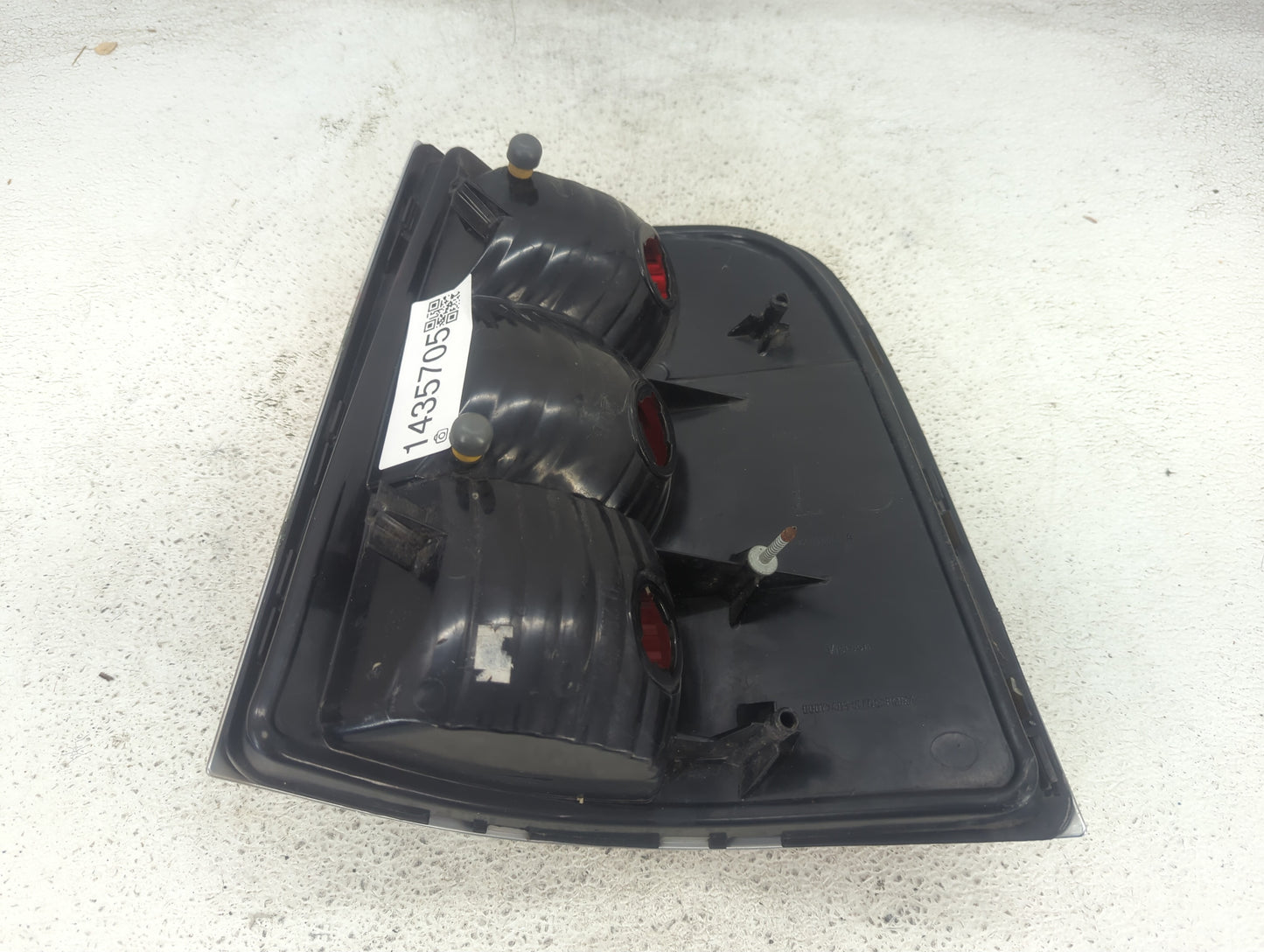 2002-2005 Mercury Mountaineer Tail Light Assembly Driver Left OEM P/N:44ZH-1470 Fits Fits 2002 2003 2004 2005 OEM Used Auto 