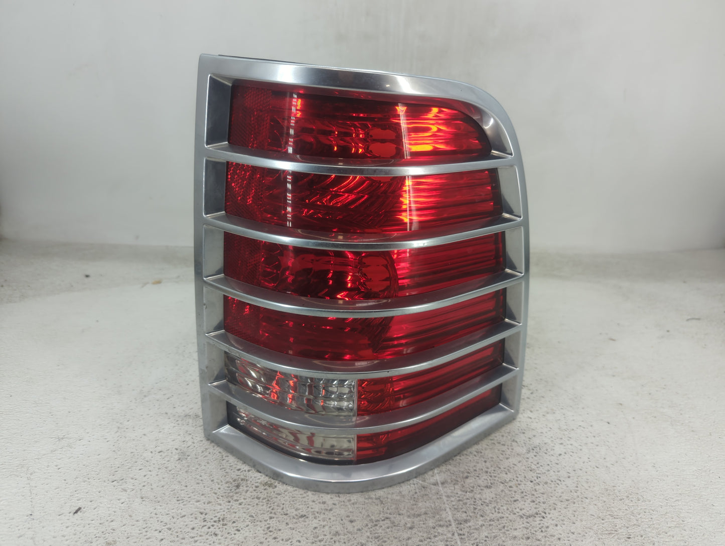 2002-2005 Mercury Mountaineer Tail Light Assembly Passenger Right OEM P/N:44ZH-1470 IL2X-13B504-A Fits Fits 2002 2003 2004 2
