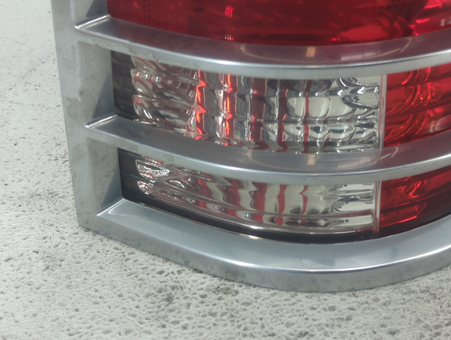 2002-2005 Mercury Mountaineer Tail Light Assembly Passenger Right OEM P/N:44ZH-1470 IL2X-13B504-A Fits Fits 2002 2003 2004 2
