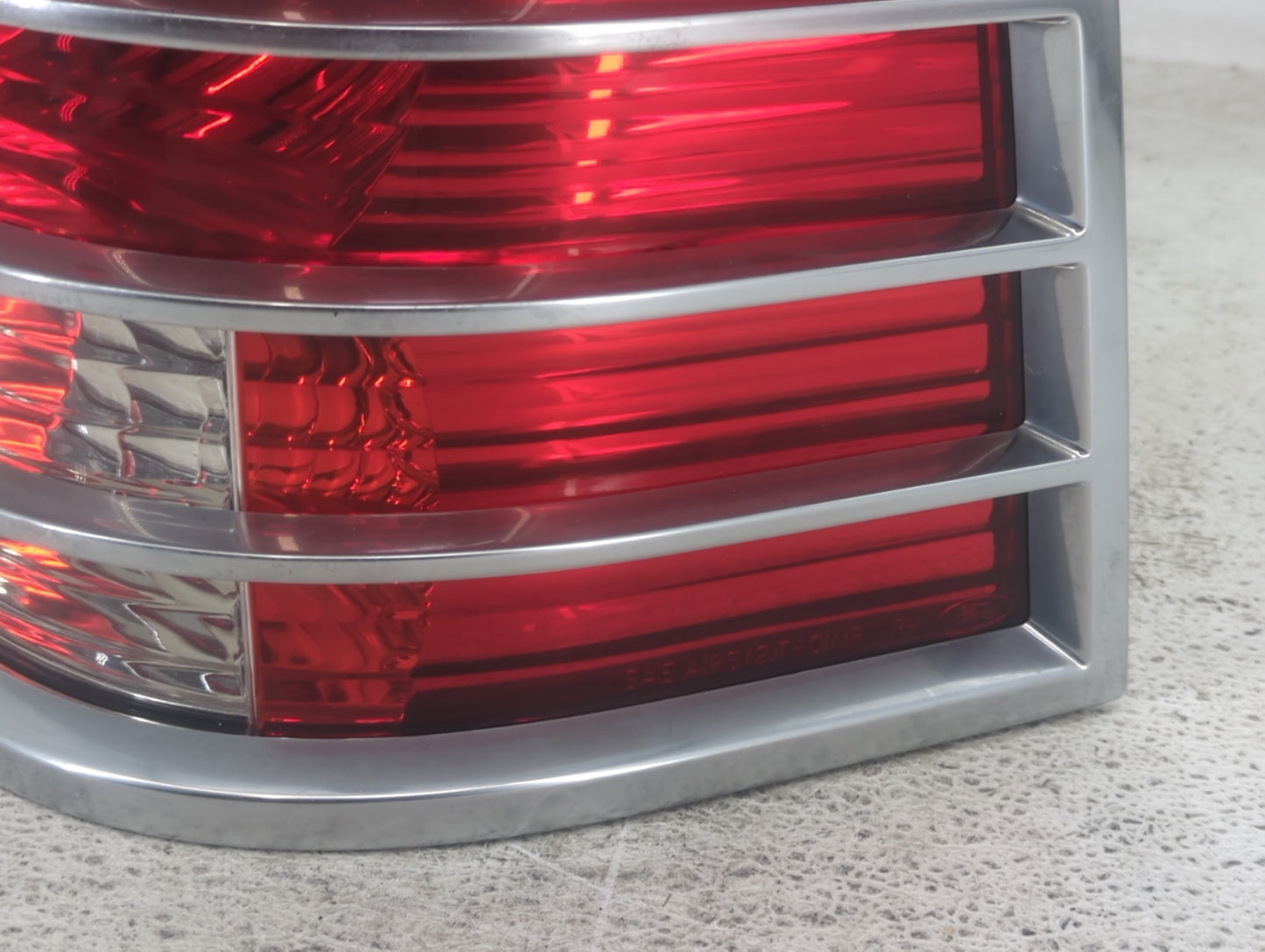 2002-2005 Mercury Mountaineer Tail Light Assembly Passenger Right OEM P/N:44ZH-1470 IL2X-13B504-A Fits Fits 2002 2003 2004 2
