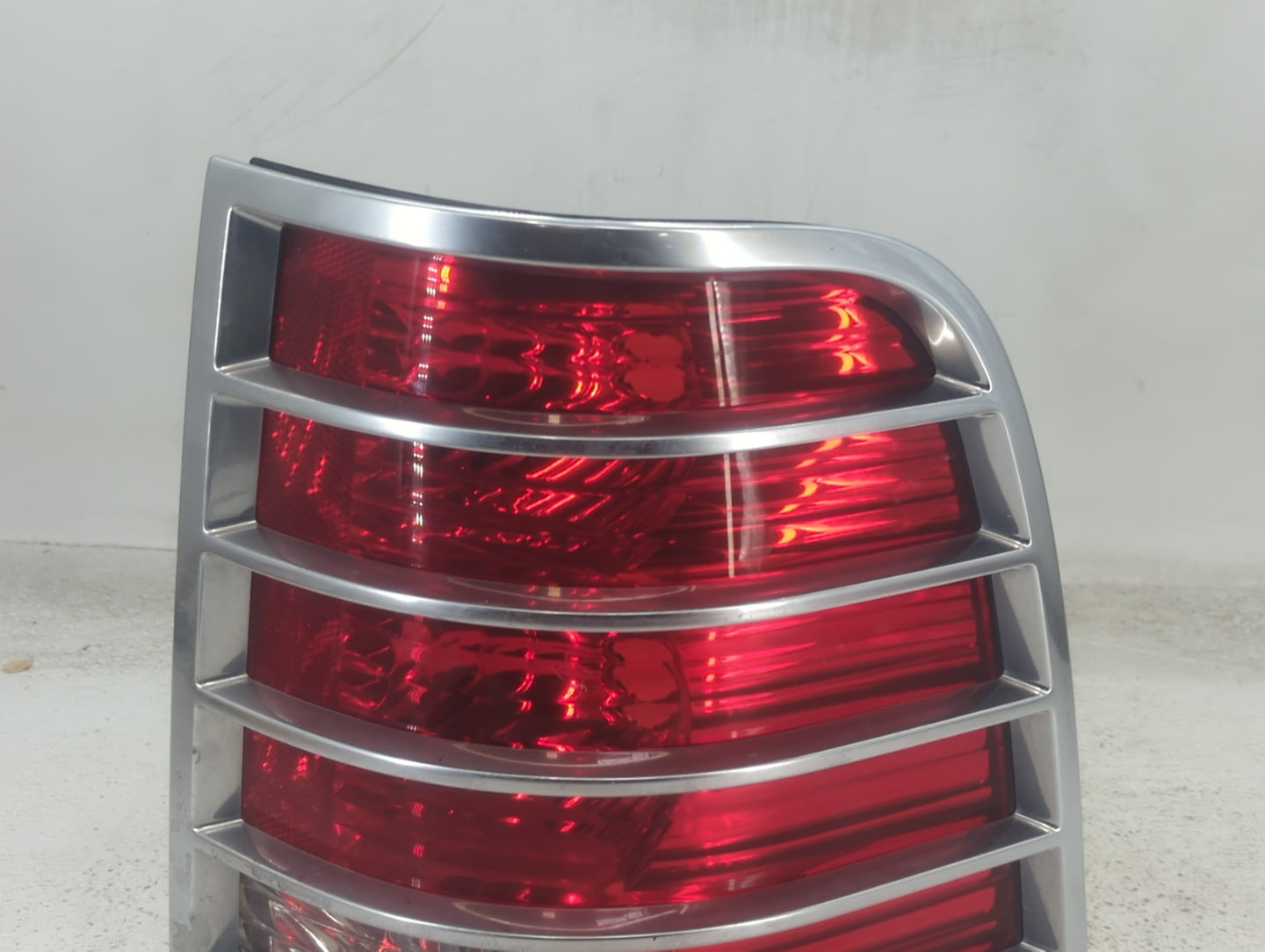 2002-2005 Mercury Mountaineer Tail Light Assembly Passenger Right OEM P/N:44ZH-1470 IL2X-13B504-A Fits Fits 2002 2003 2004 2