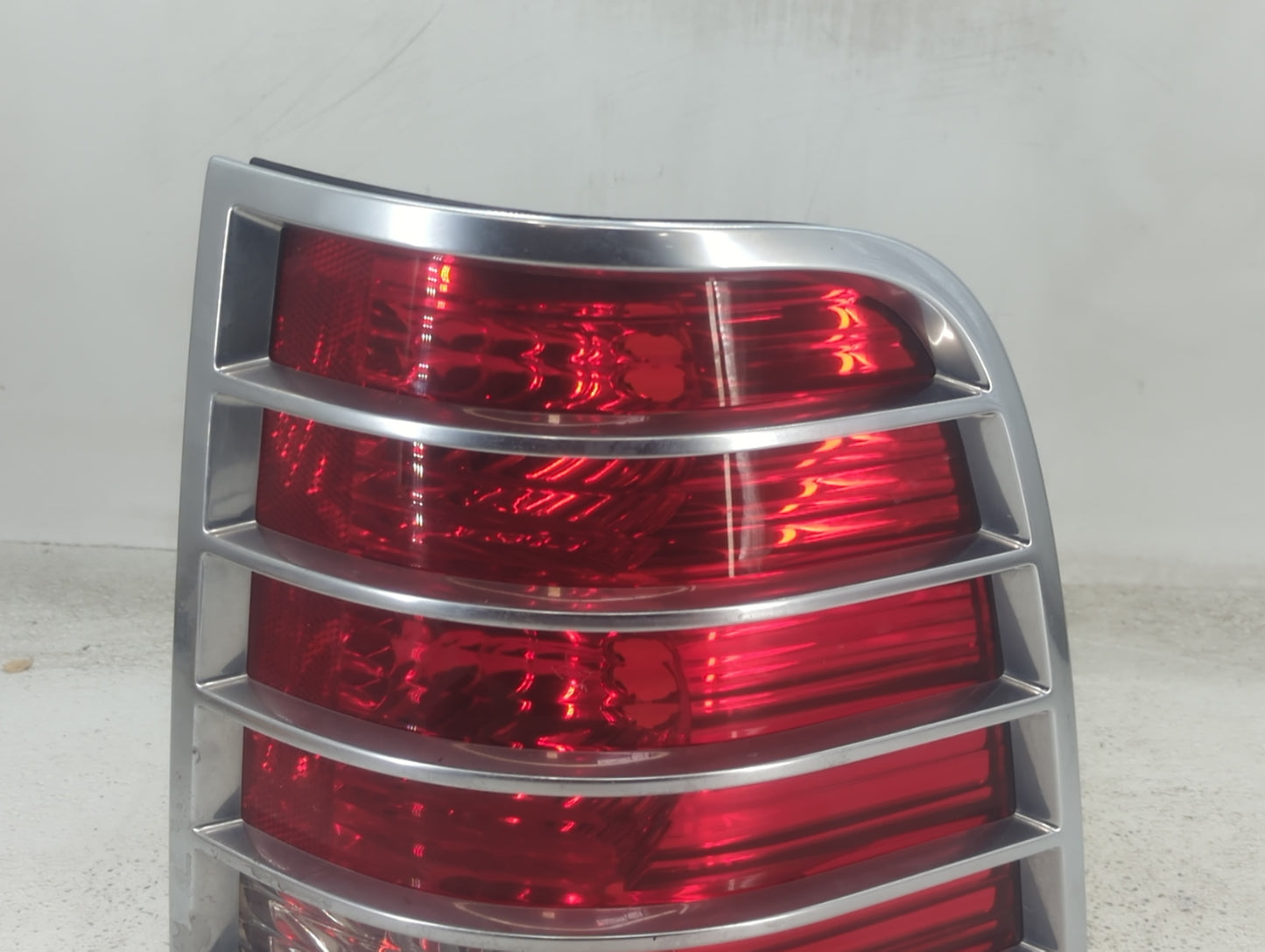 2002-2005 Mercury Mountaineer Tail Light Assembly Passenger Right OEM P/N:44ZH-1470 IL2X-13B504-A Fits Fits 2002 2003 2004 2