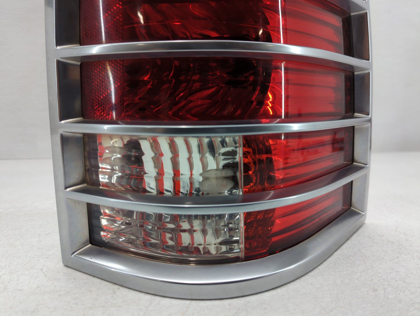 2002-2005 Mercury Mountaineer Tail Light Assembly Passenger Right OEM P/N:1L2X-13B504-A Fits Fits 2002 2003 2004 2005 OEM Us