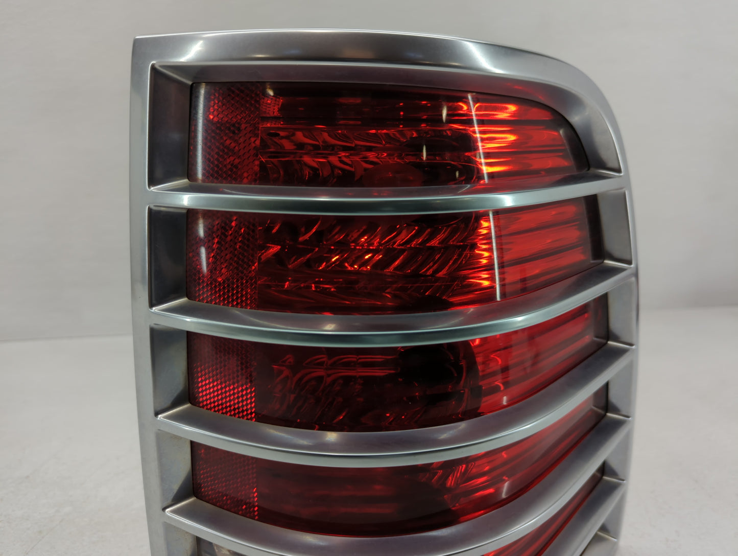 2002-2005 Mercury Mountaineer Tail Light Assembly Passenger Right OEM P/N:1L2X-13B504-A Fits Fits 2002 2003 2004 2005 OEM Us