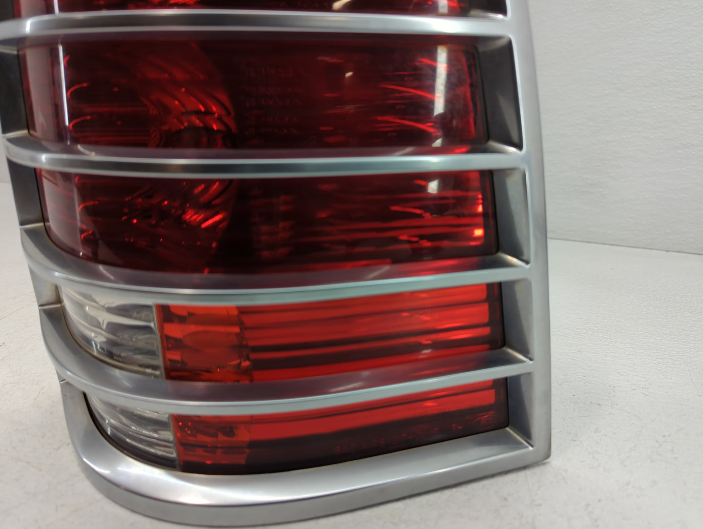 2002-2005 Mercury Mountaineer Tail Light Assembly Passenger Right OEM P/N:1L2X-13B504-A Fits Fits 2002 2003 2004 2005 OEM Us