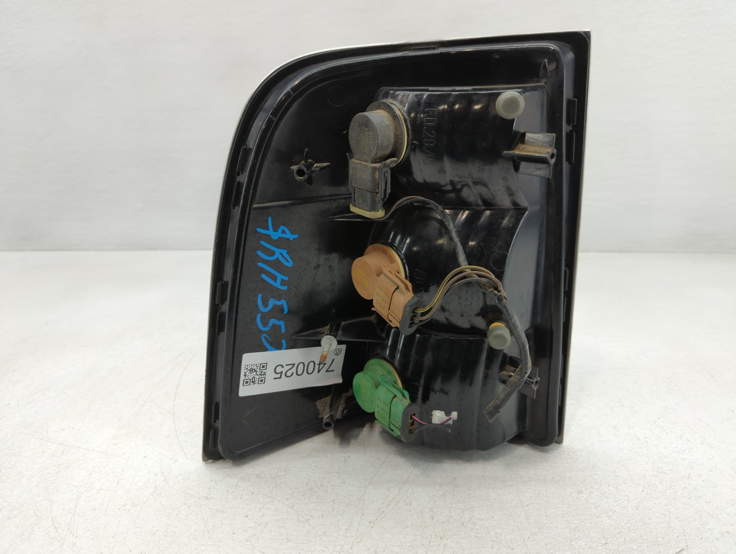 2002-2005 Mercury Mountaineer Tail Light Assembly Passenger Right OEM P/N:1L2X-13B504-A Fits Fits 2002 2003 2004 2005 OEM Us