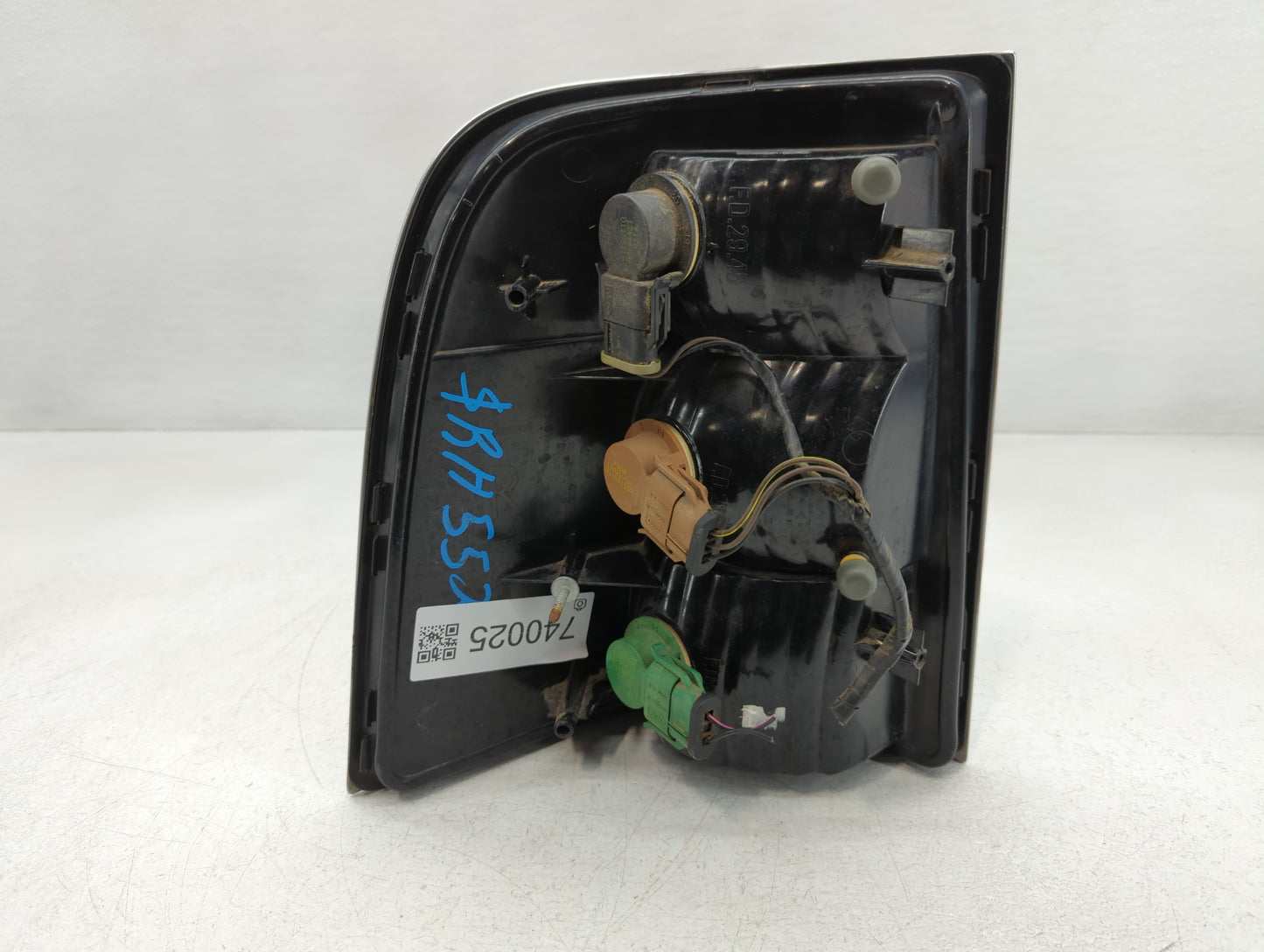 2002-2005 Mercury Mountaineer Tail Light Assembly Passenger Right OEM P/N:1L2X-13B504-A Fits Fits 2002 2003 2004 2005 OEM Us