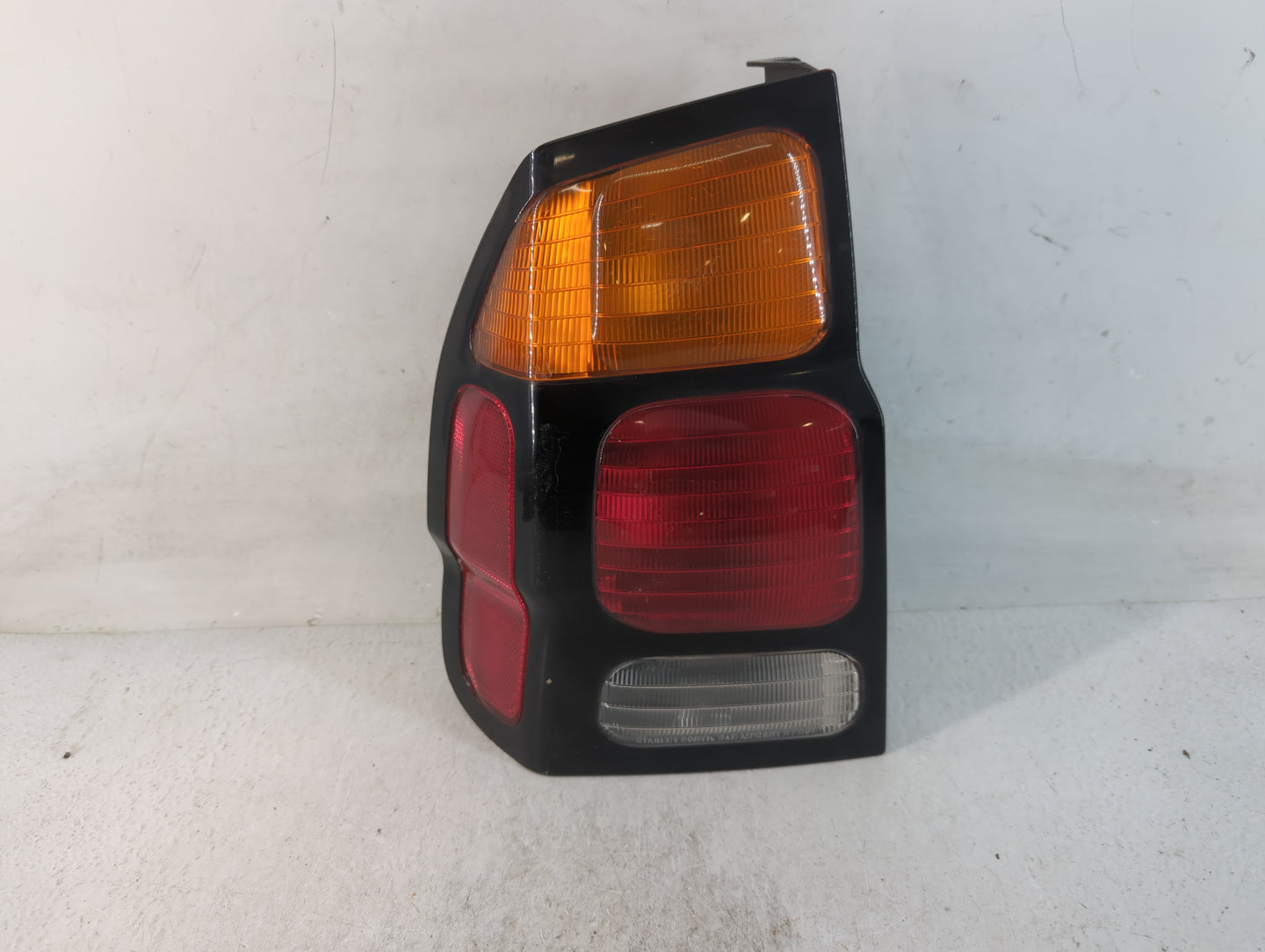 2002-2005 Mercury Mountaineer Tail Light Assembly Driver Left OEM P/N:043-1690 Fits Fits 2002 2003 2004 2005 OEM Used Auto P