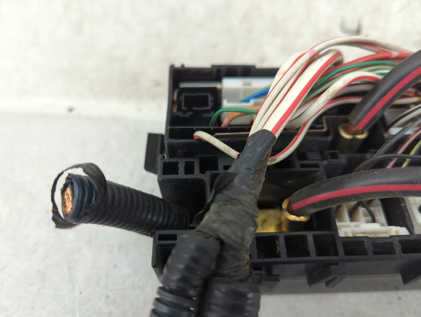 2001-2004 Nissan Pathfinder Fusebox Fuse Box Panel Relay Module Fits Fits 2001 2002 2003 2004 OEM Used Auto Parts - Oemuseda