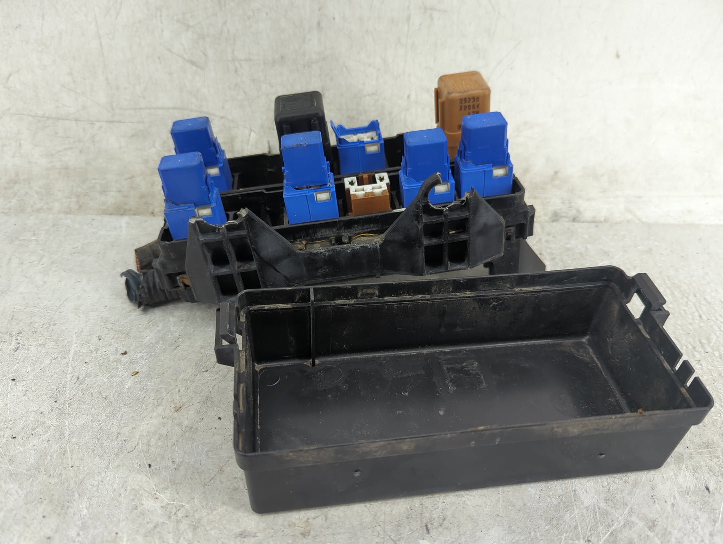 2001-2004 Nissan Pathfinder Fusebox Fuse Box Panel Relay Module P/N:7154-3080 Fits Fits 2001 2002 2003 2004 OEM Used Auto Pa