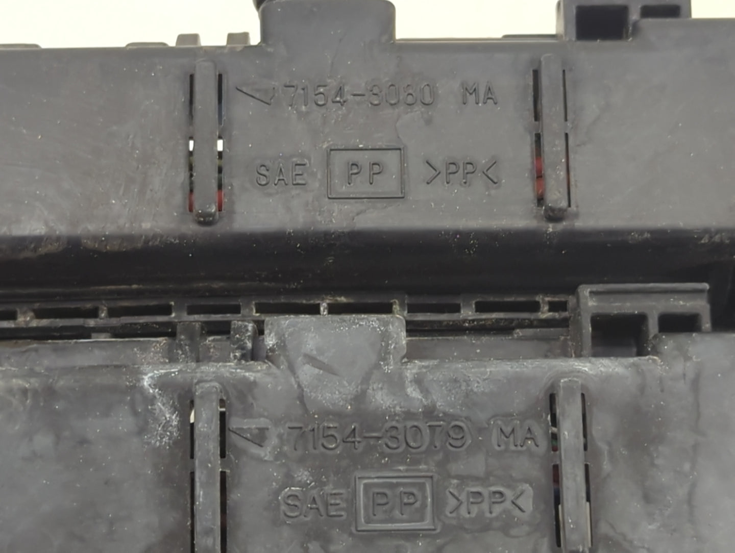2001-2004 Nissan Pathfinder Fusebox Fuse Box Panel Relay Module P/N:7154-3080 Fits Fits 2001 2002 2003 2004 OEM Used Auto Pa
