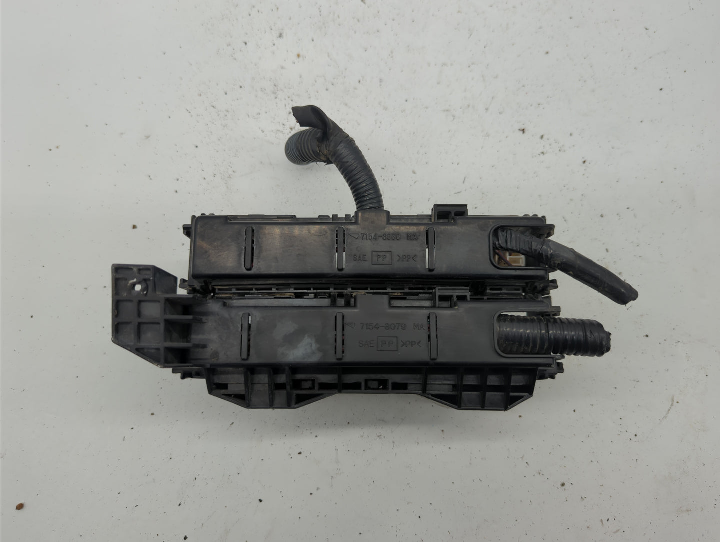 2001-2004 Nissan Pathfinder Fusebox Fuse Box Panel Relay Module P/N:7154-3080 Fits Fits 2001 2002 2003 2004 OEM Used Auto Pa