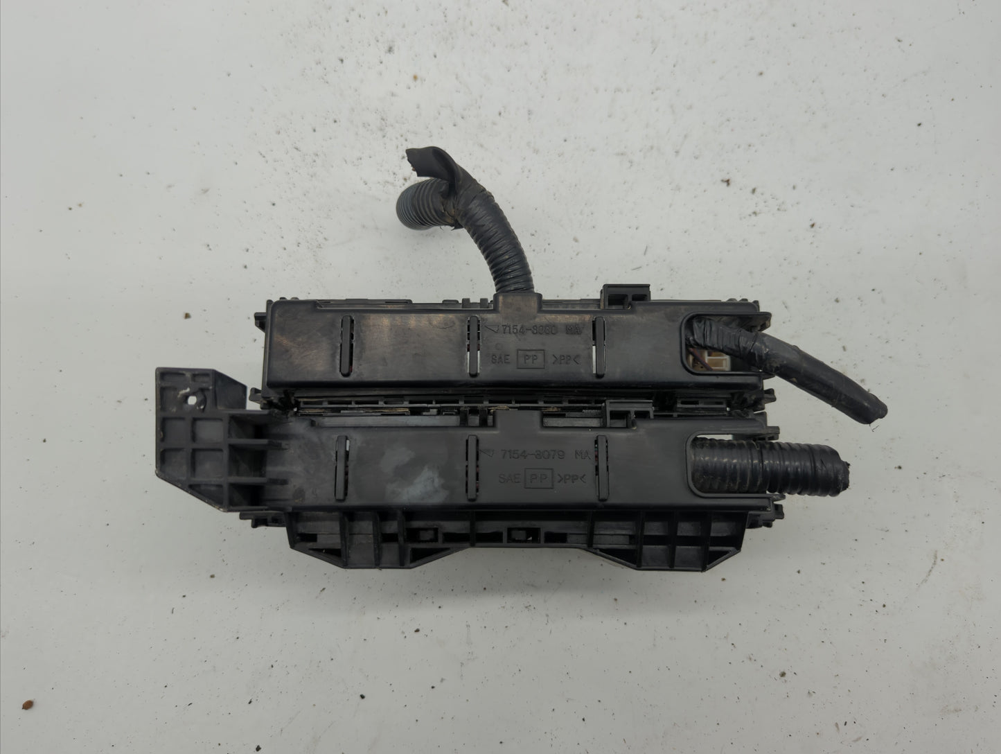 2001-2004 Nissan Pathfinder Fusebox Fuse Box Panel Relay Module P/N:7154-3080 Fits Fits 2001 2002 2003 2004 OEM Used Auto Pa