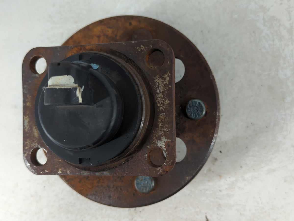 1999-2004 Oldsmobile Alero Driver Front Wheel Hub Oem 700720 - Oemusedautoparts1.com