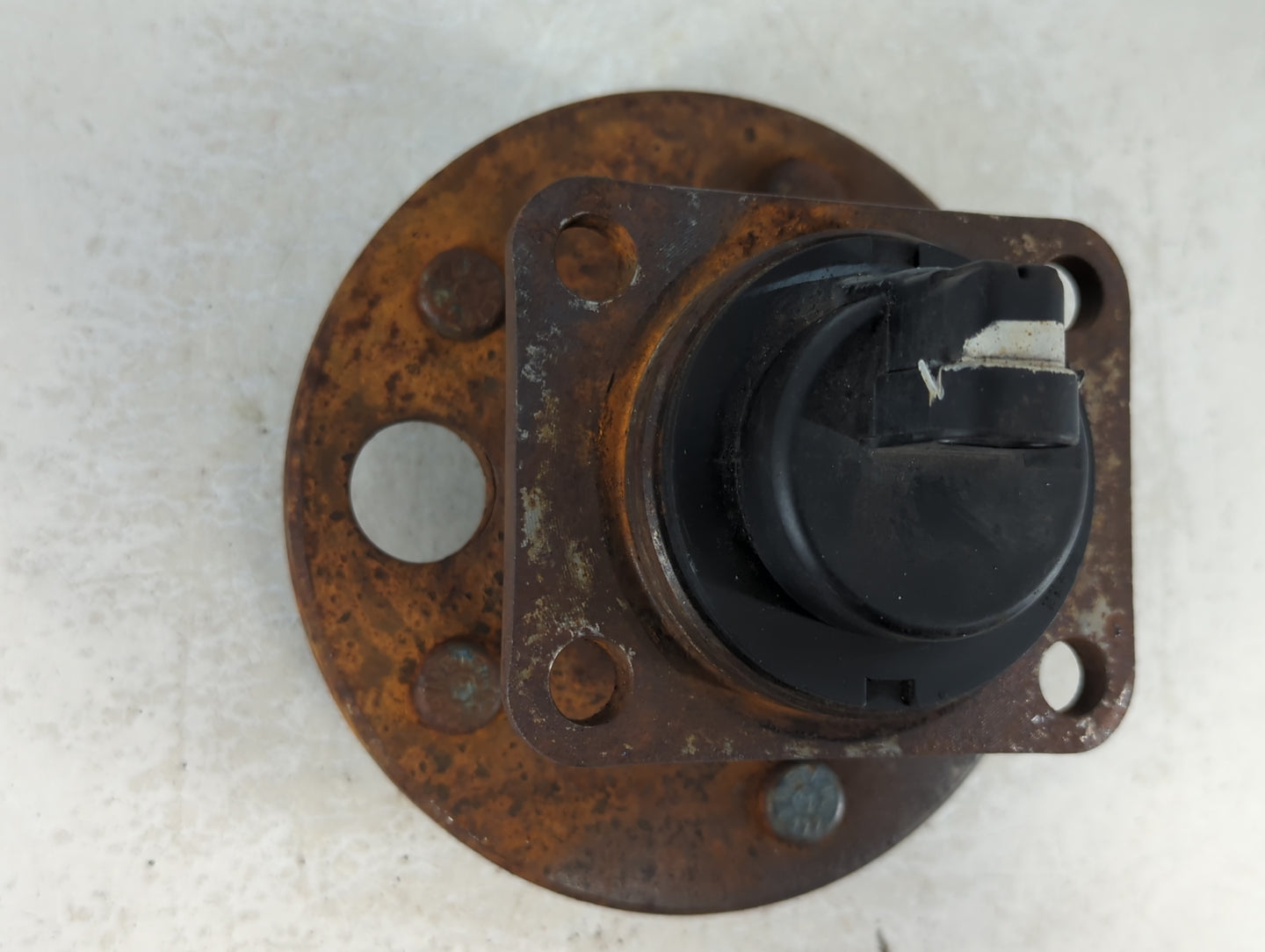 1999-2004 Oldsmobile Alero Driver Front Wheel Hub Oem 700720 - Oemusedautoparts1.com
