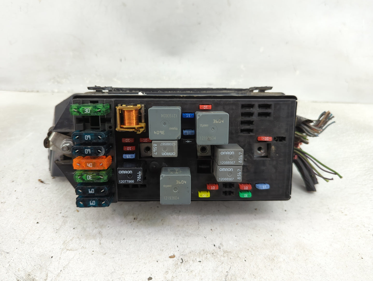 2002-2003 Pontiac Grand Prix Fusebox Fuse Box Panel Relay Module P/N:15441920 15404332 Fits Fits 2002 2003 OEM Used Auto Par