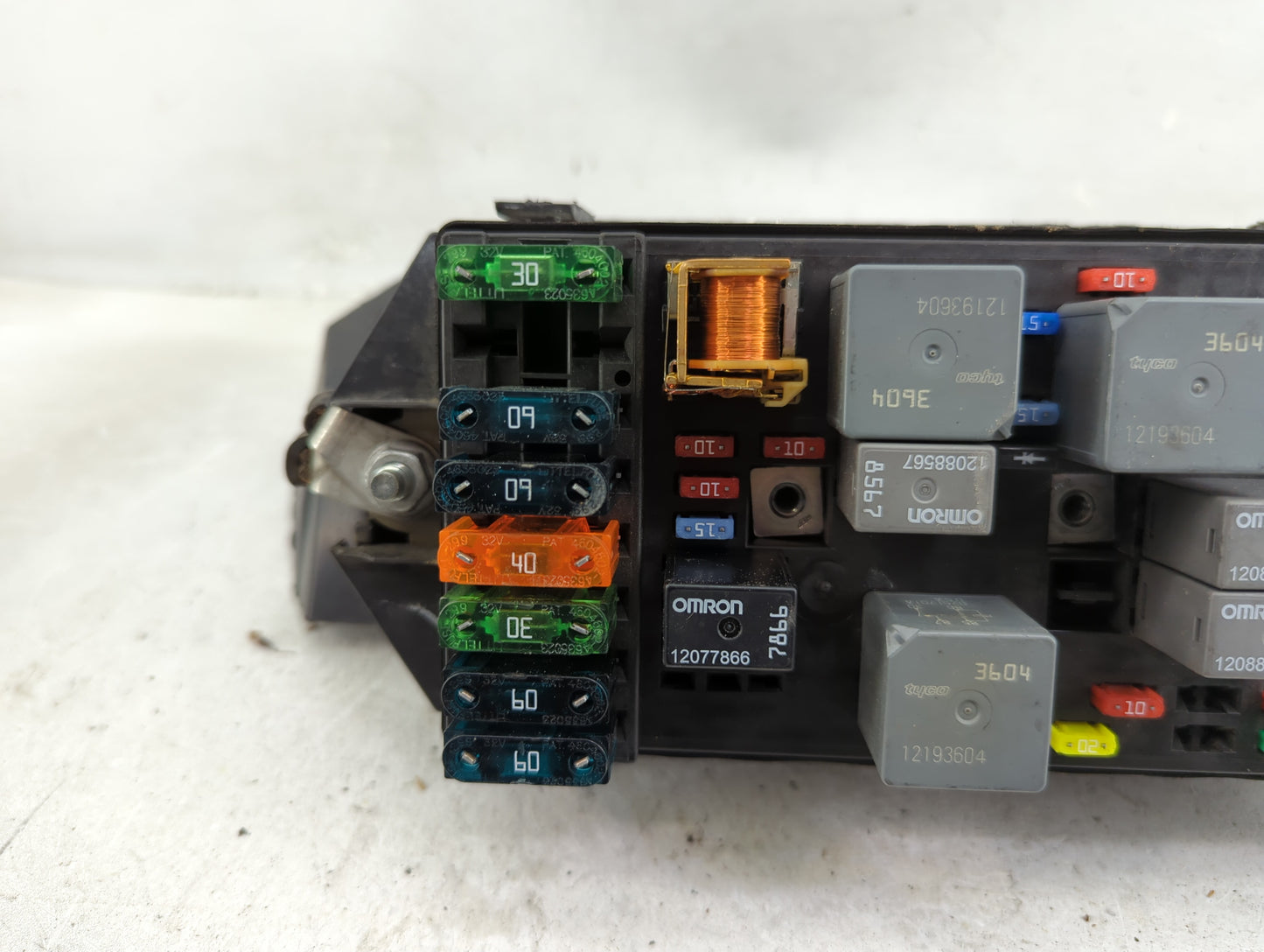 2002-2003 Pontiac Grand Prix Fusebox Fuse Box Panel Relay Module P/N:15441920 15404332 Fits Fits 2002 2003 OEM Used Auto Par